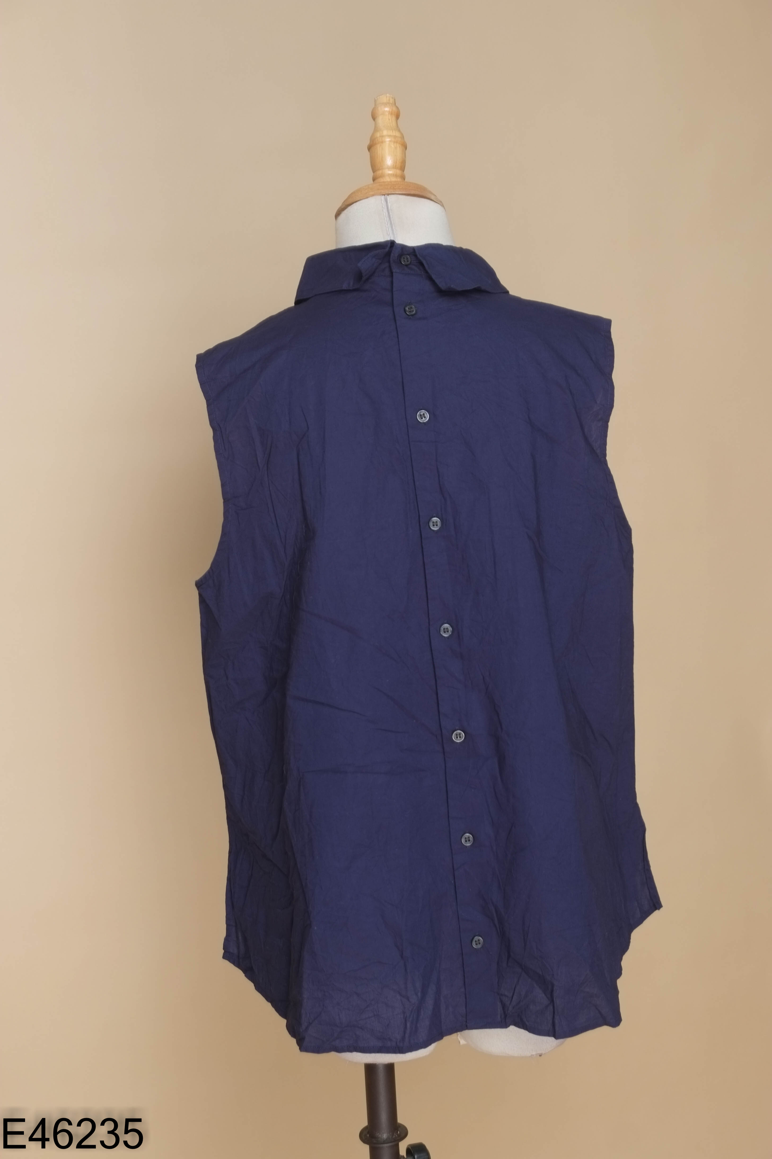 Áo xanh than UNIQLO gấp ly