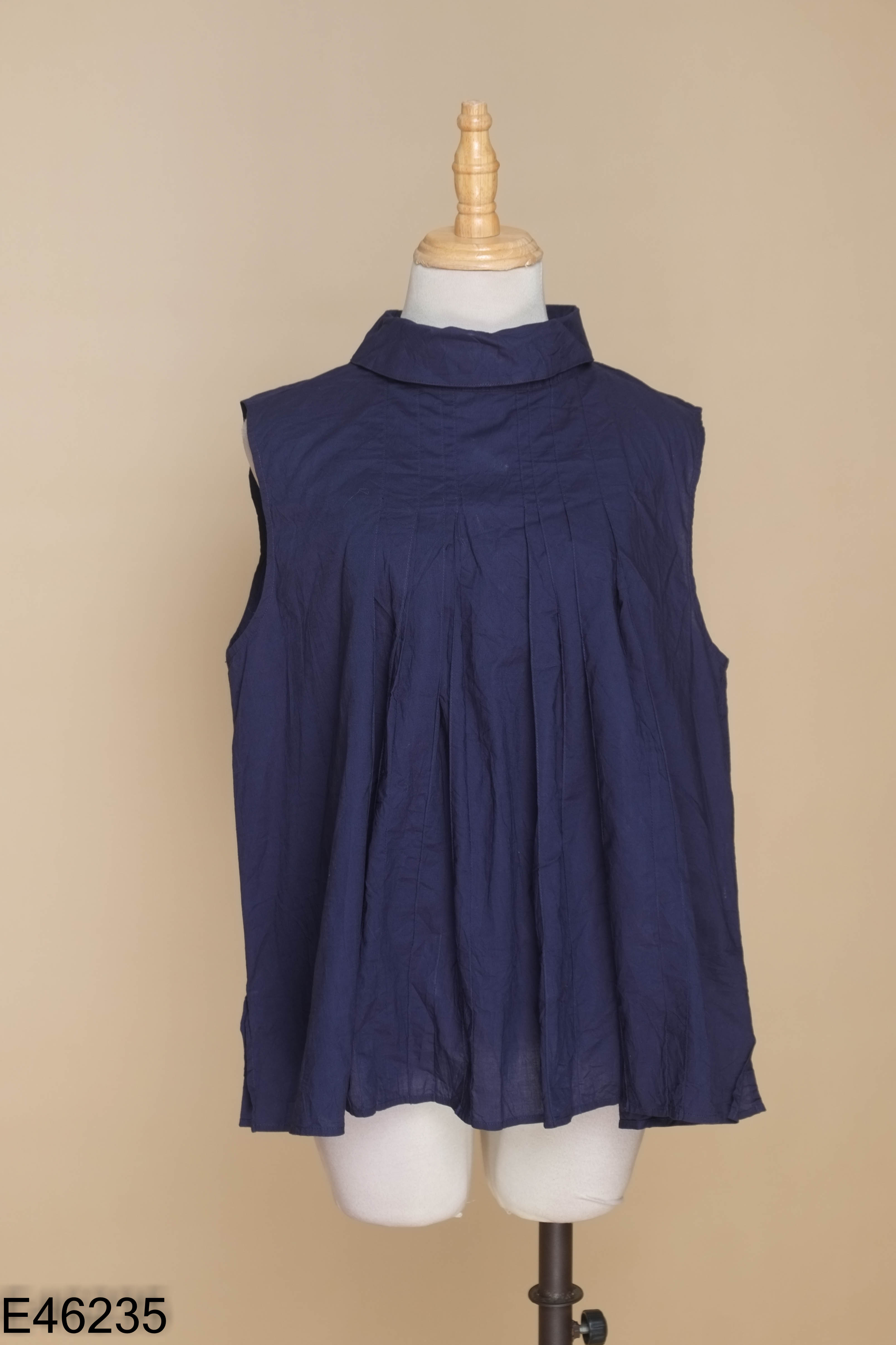 Áo xanh than UNIQLO gấp ly