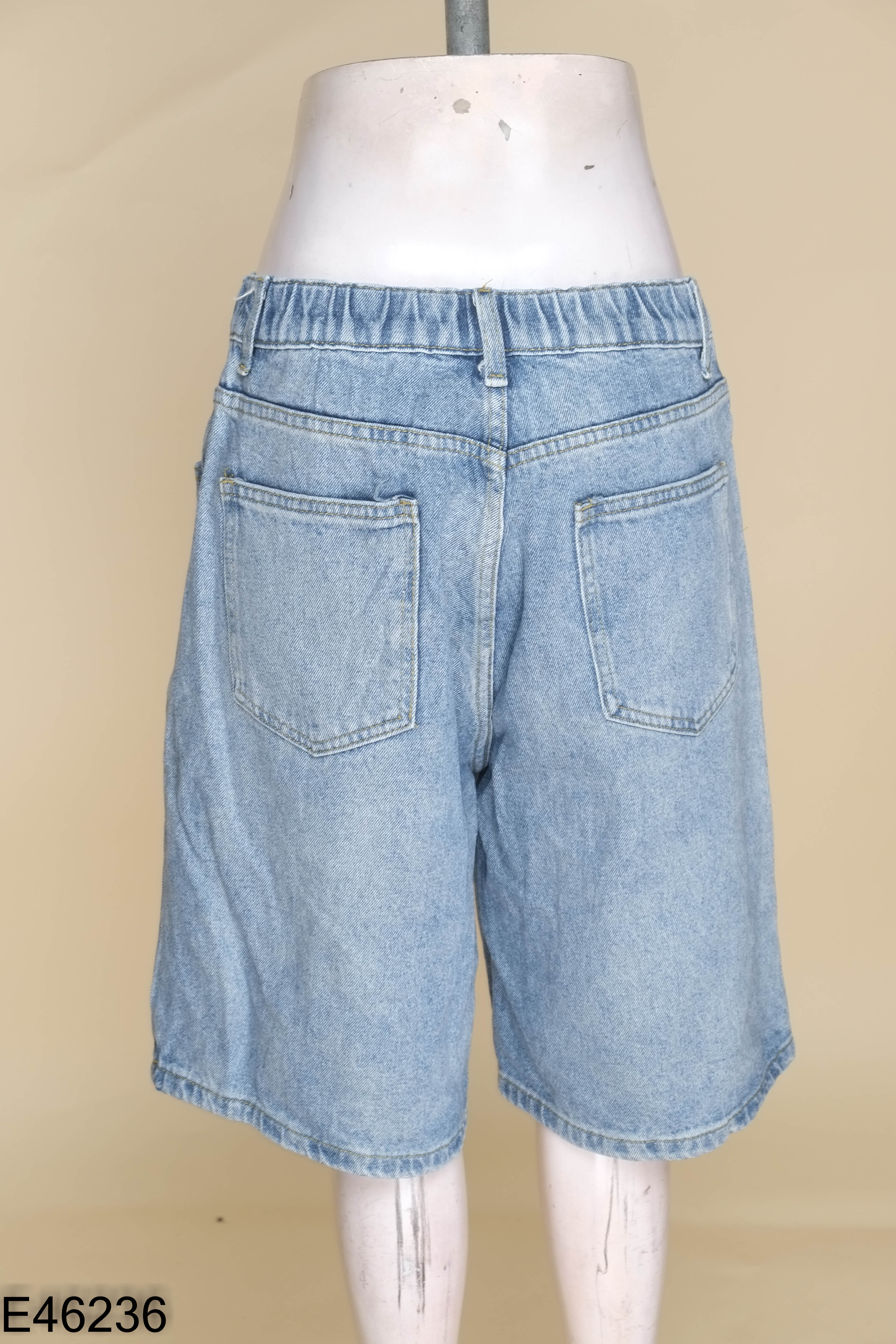 Quần jeans xanh lửng thêu hình cún