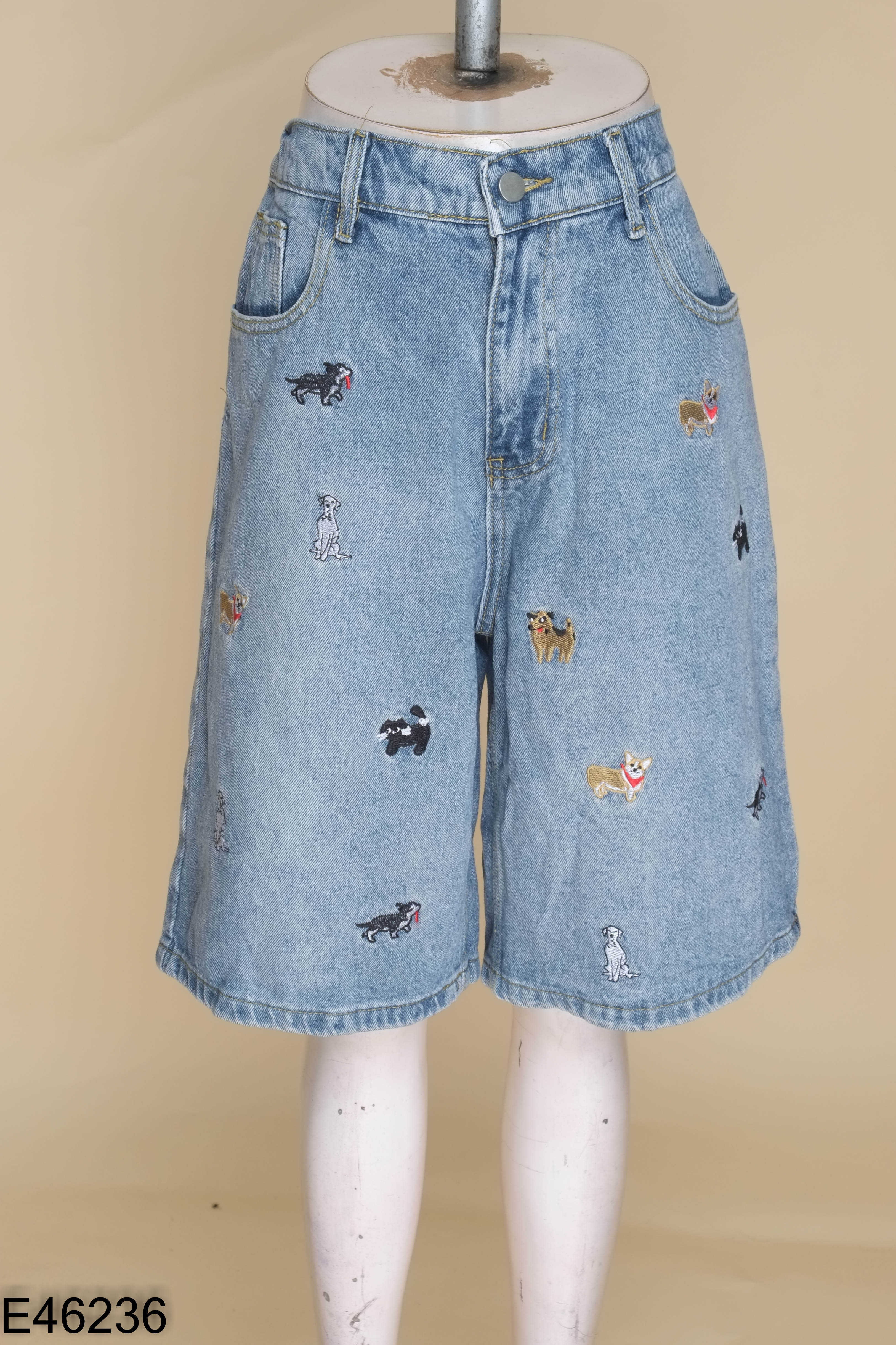 Quần jeans xanh lửng thêu hình cún