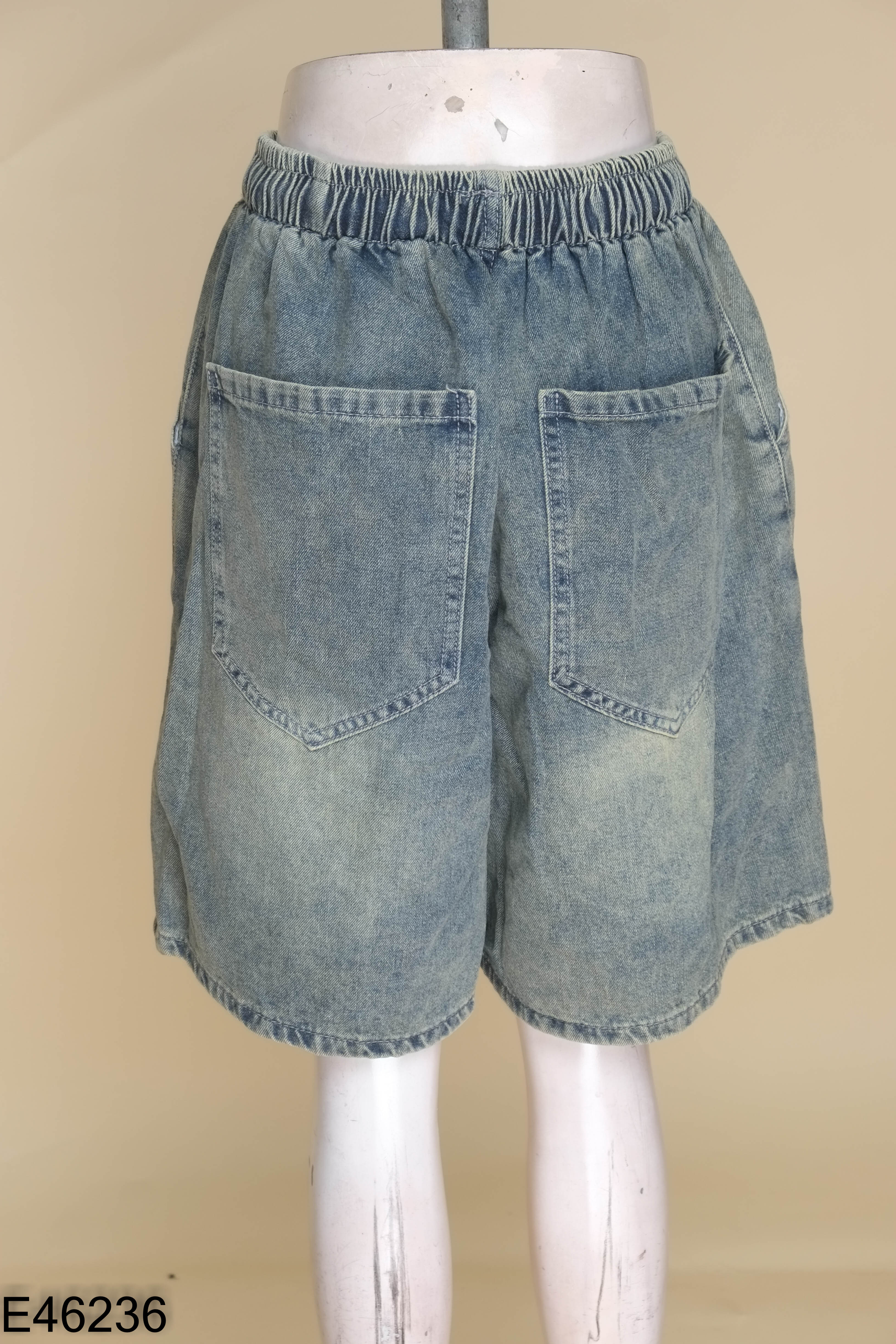 Quần jeans xanh rêu lửng cào gối