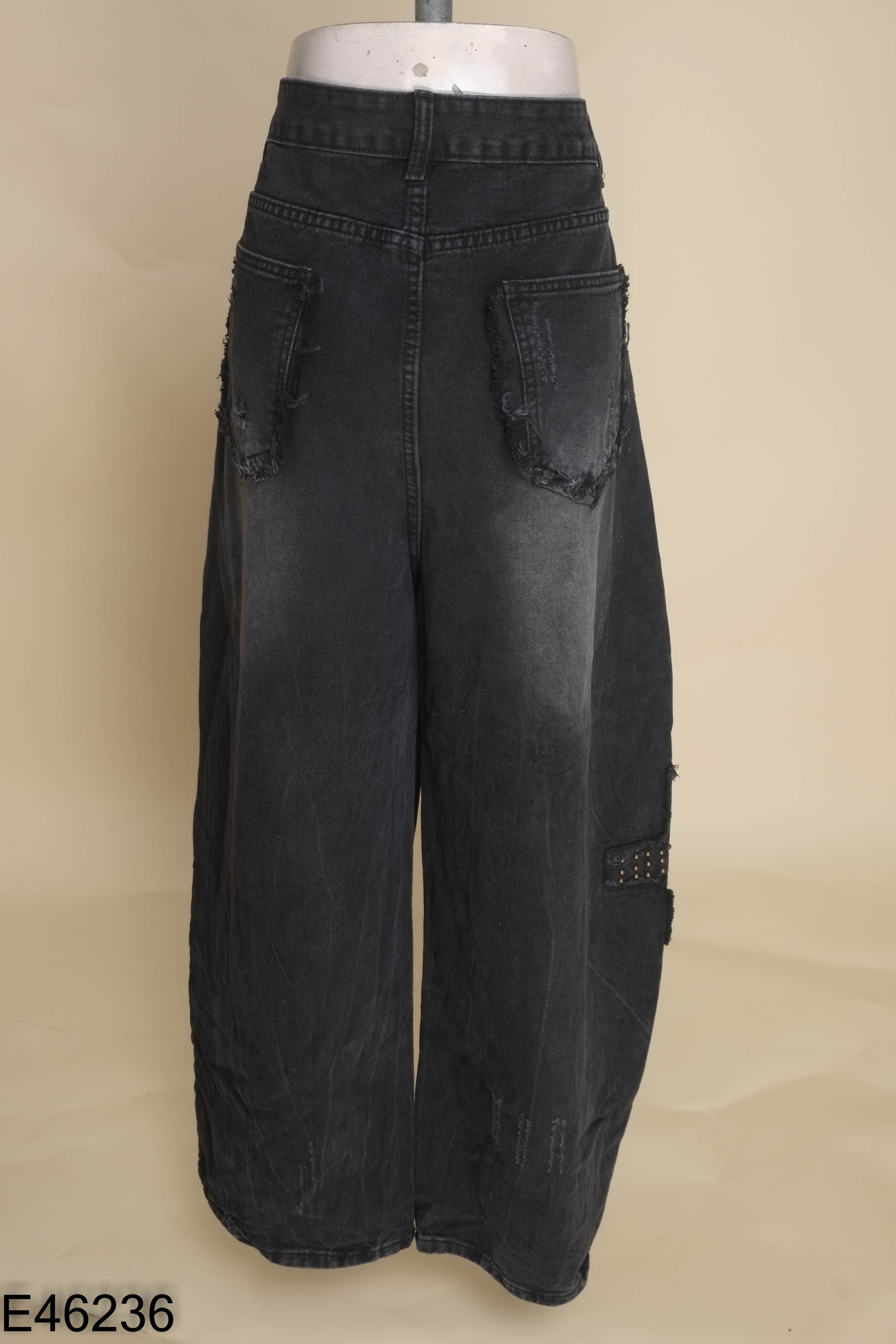 Quần jeans đen suông in chữ