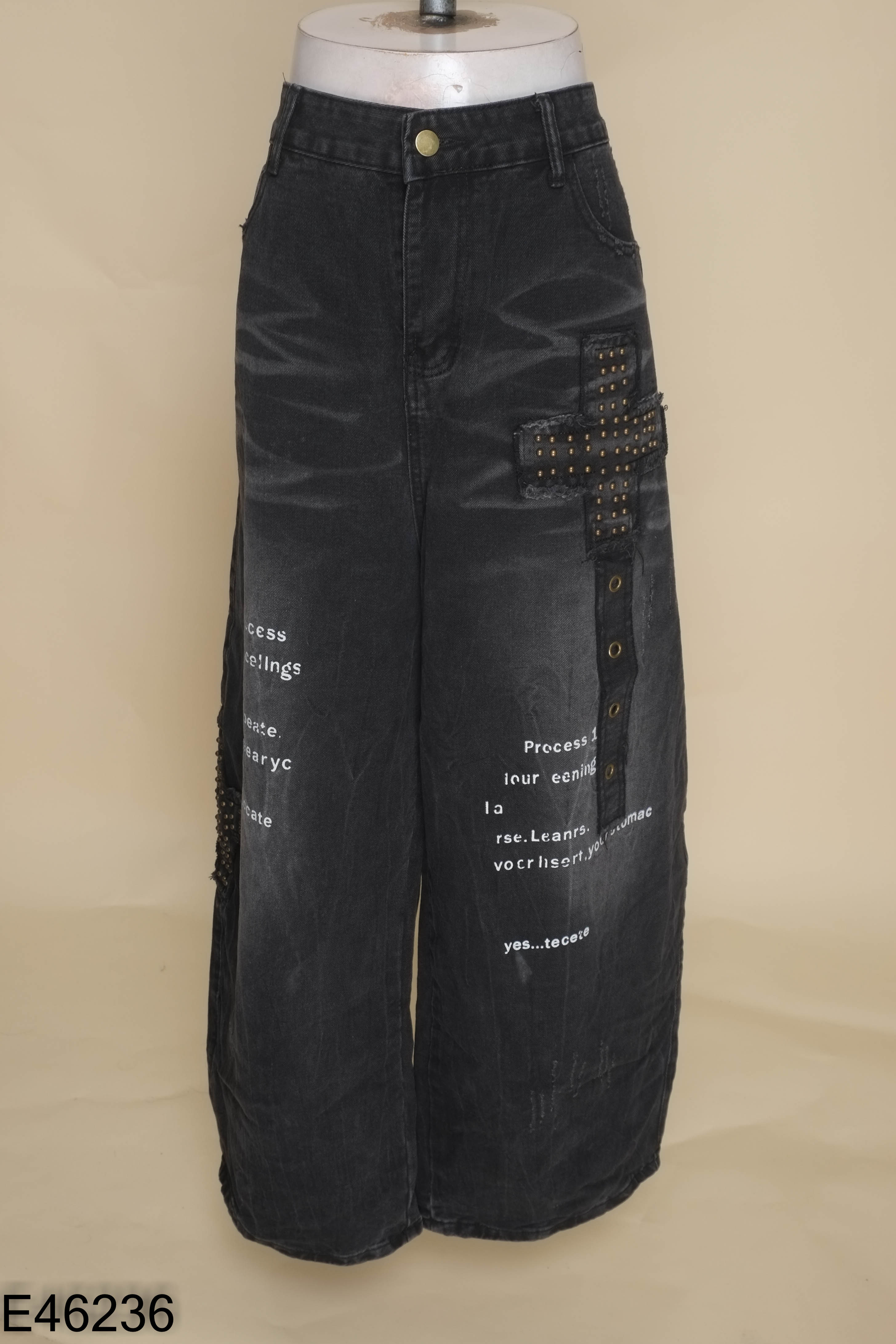 Quần jeans đen suông in chữ