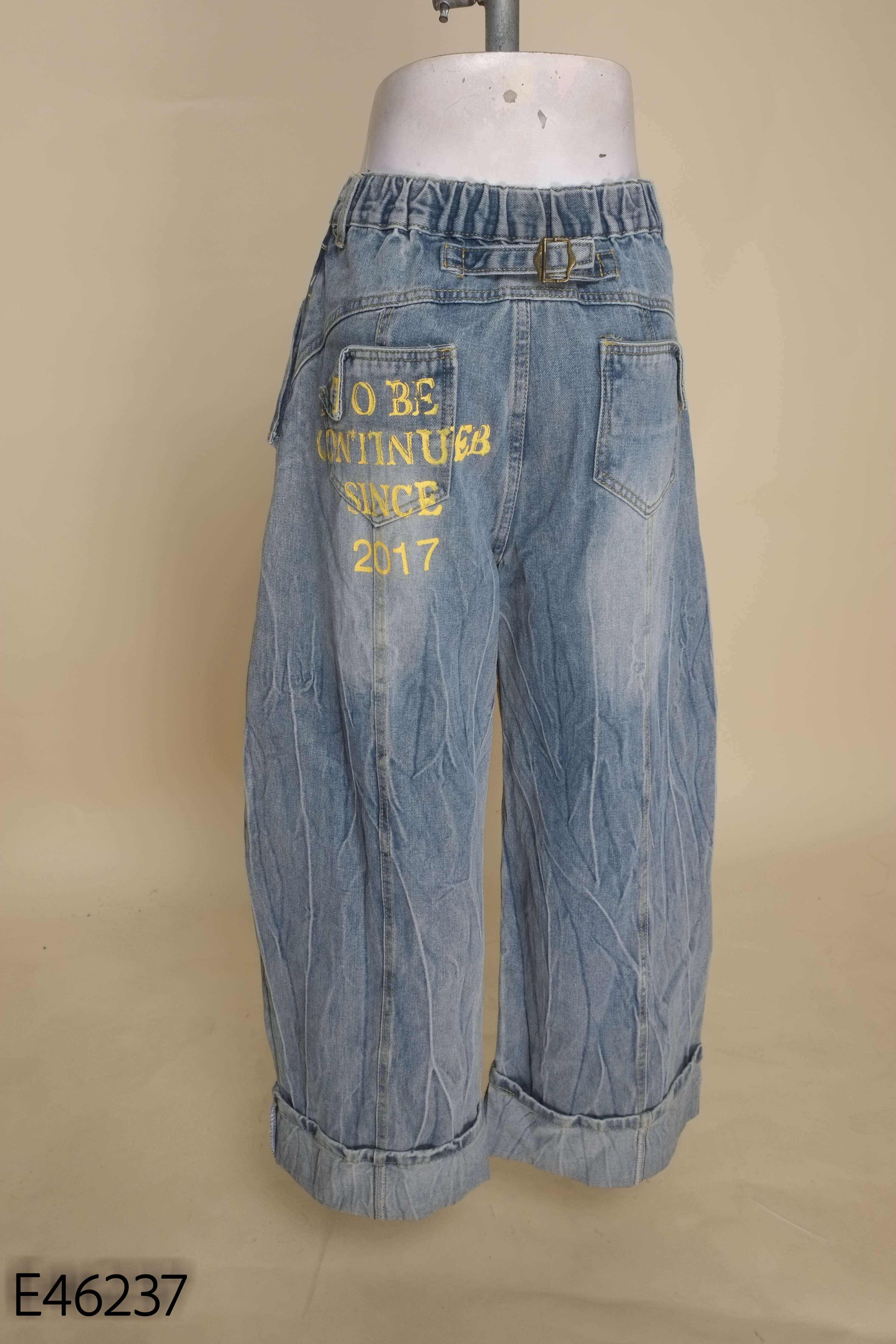 Quần jeans xanh chữ vàng