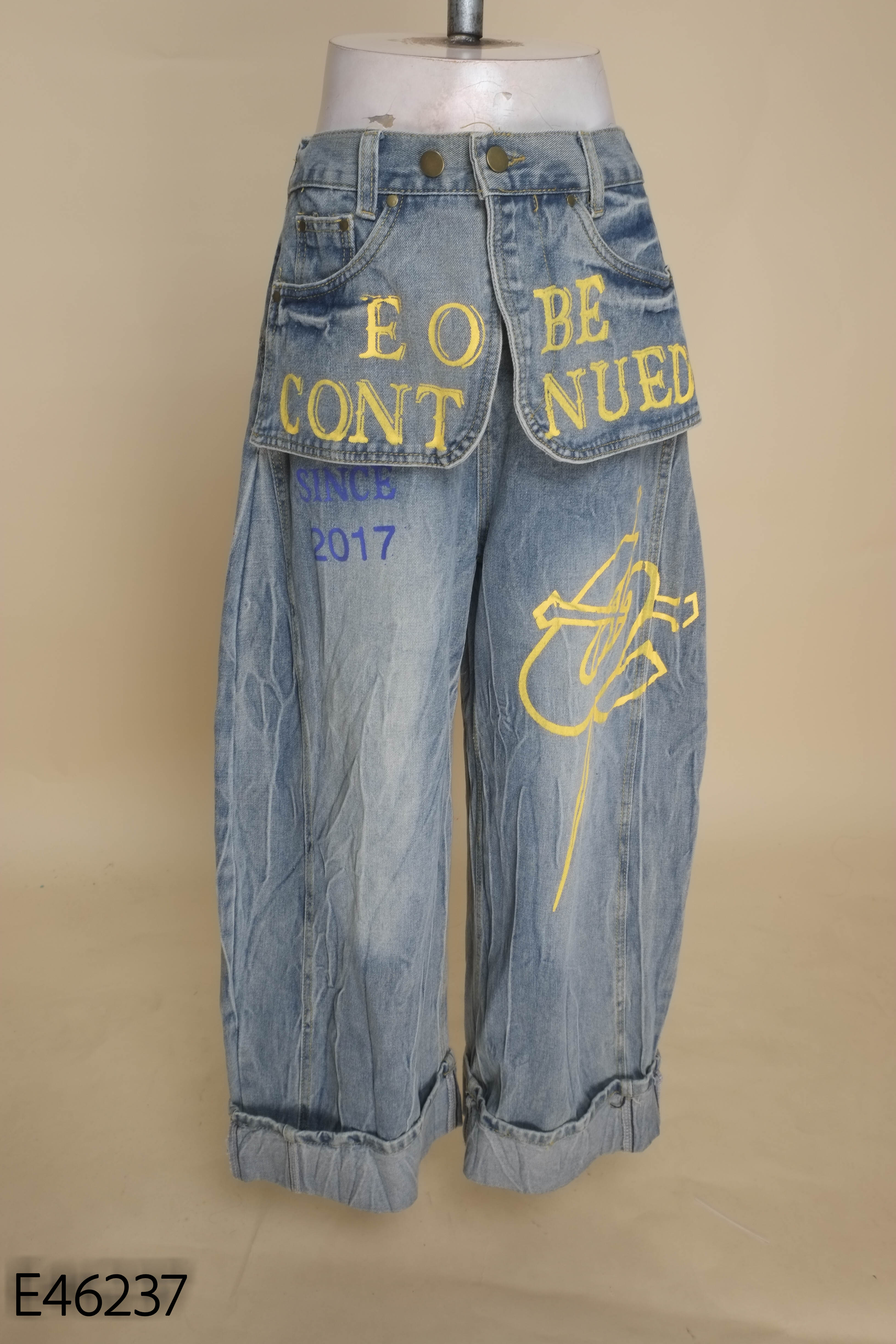 Quần jeans xanh chữ vàng