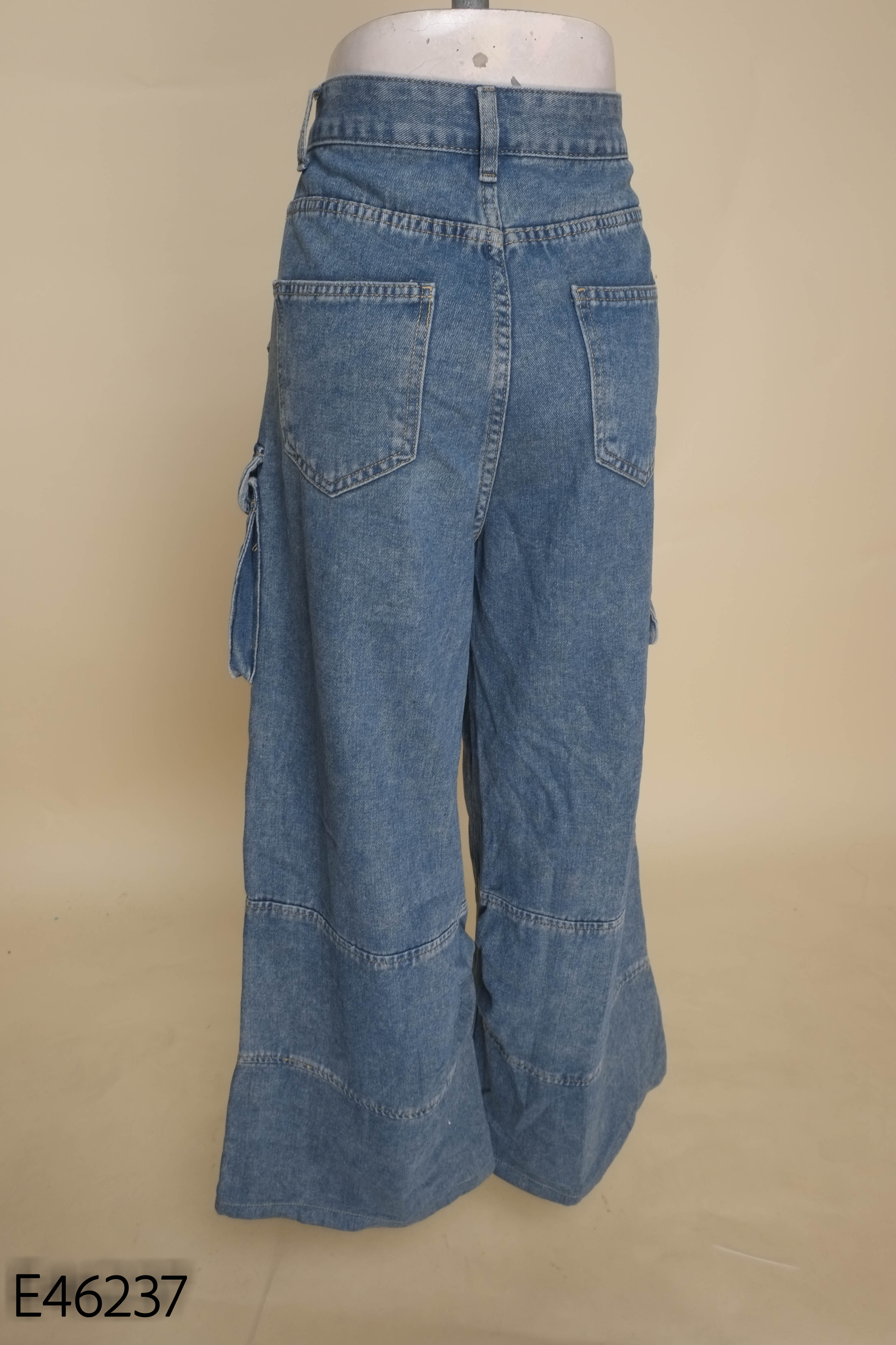 Quần jeans xanh họa tiết trắng túi hộp