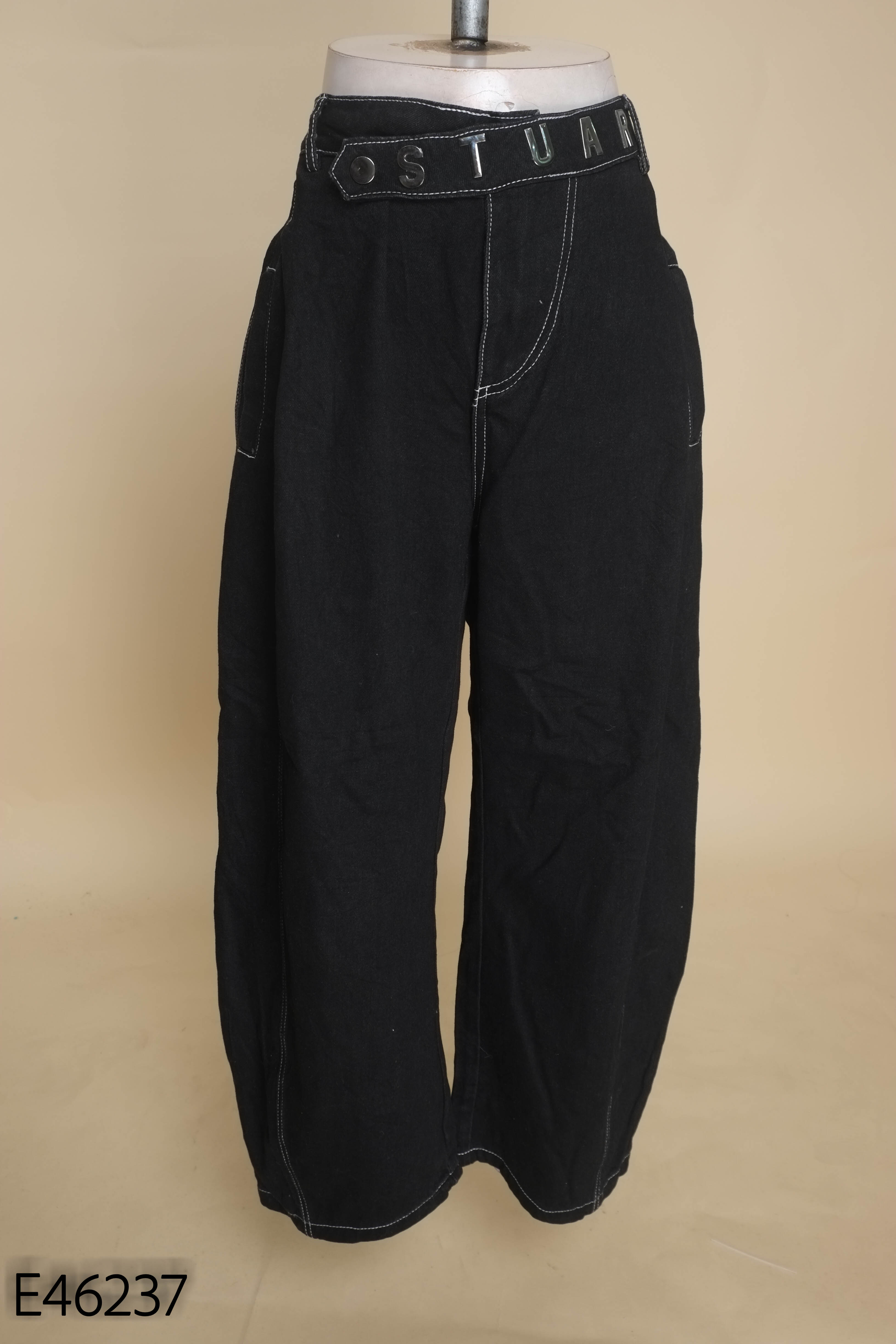 Quần jeans STUARN đen chỉ trắng