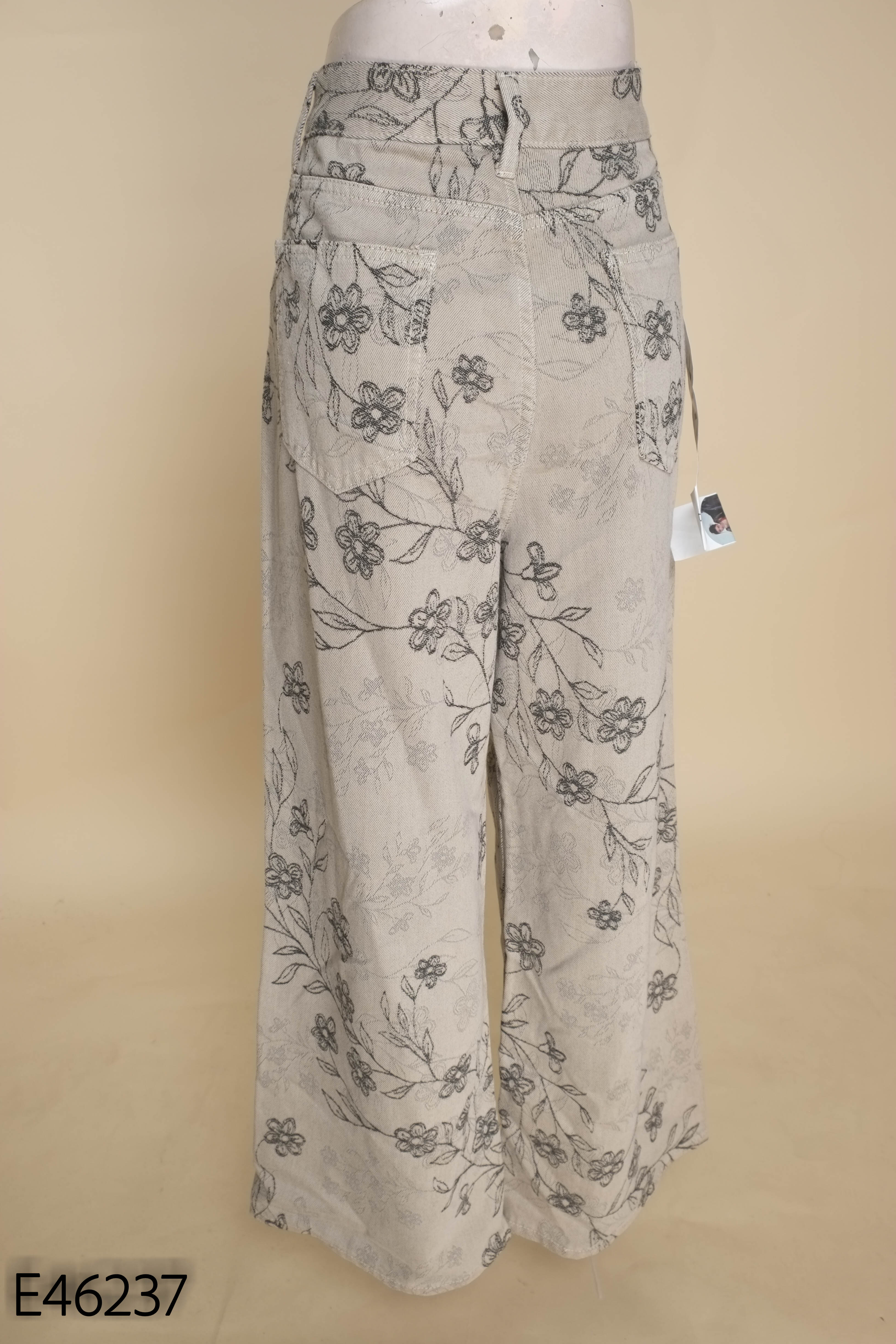 Quần jeans be họa tiết hoa lá