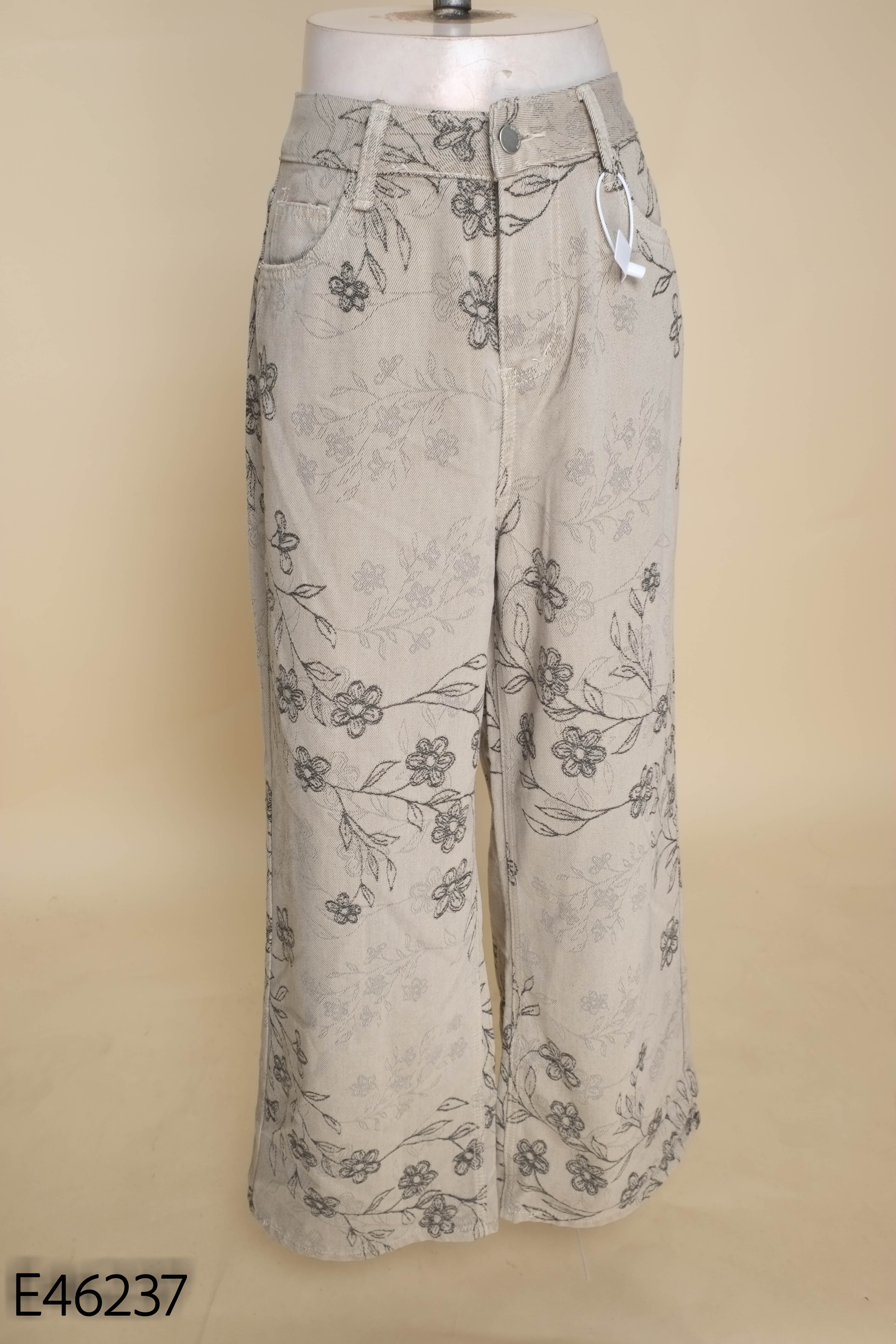 Quần jeans be họa tiết hoa lá