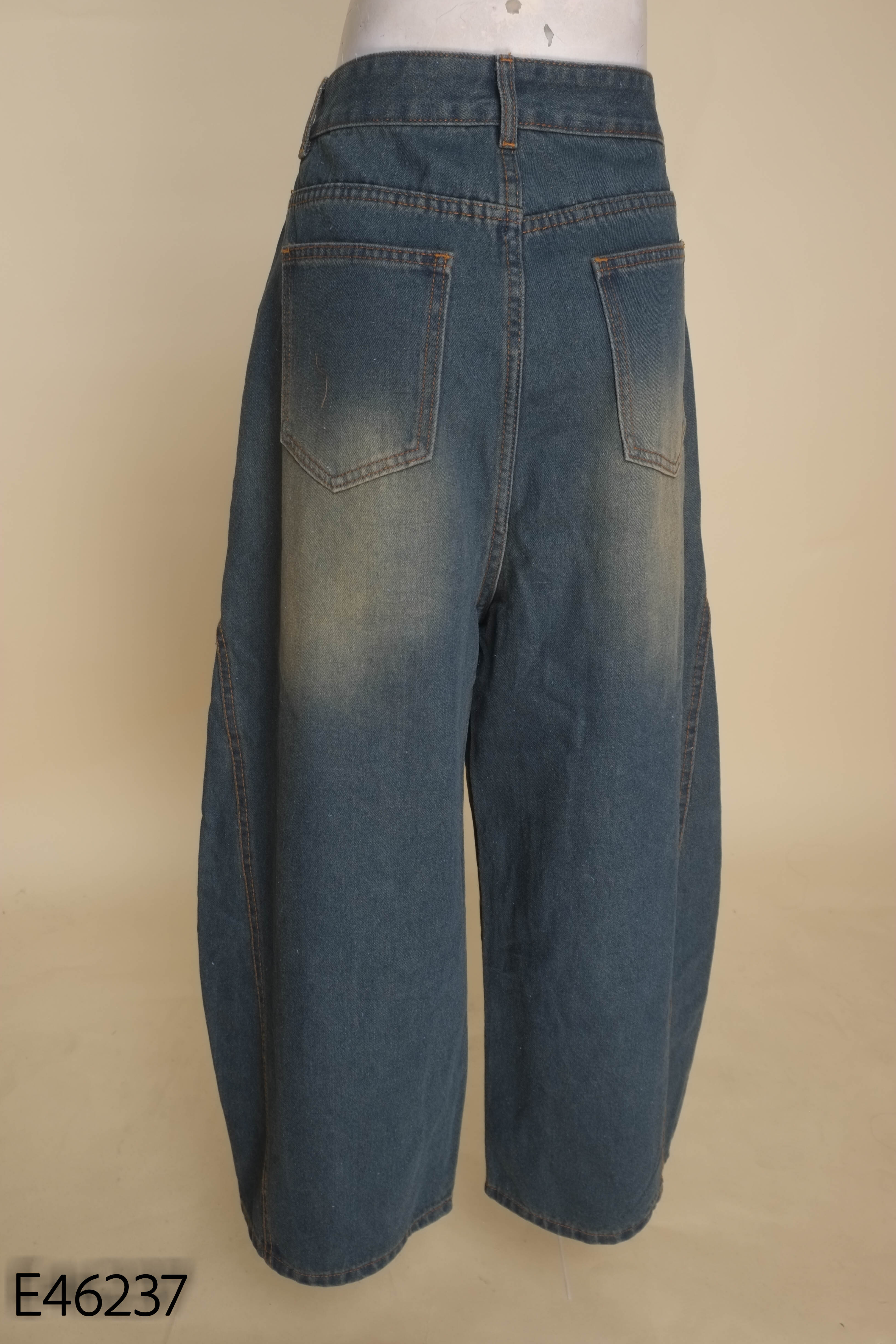 Quần jeans xanh thẫm suông bạc đùi