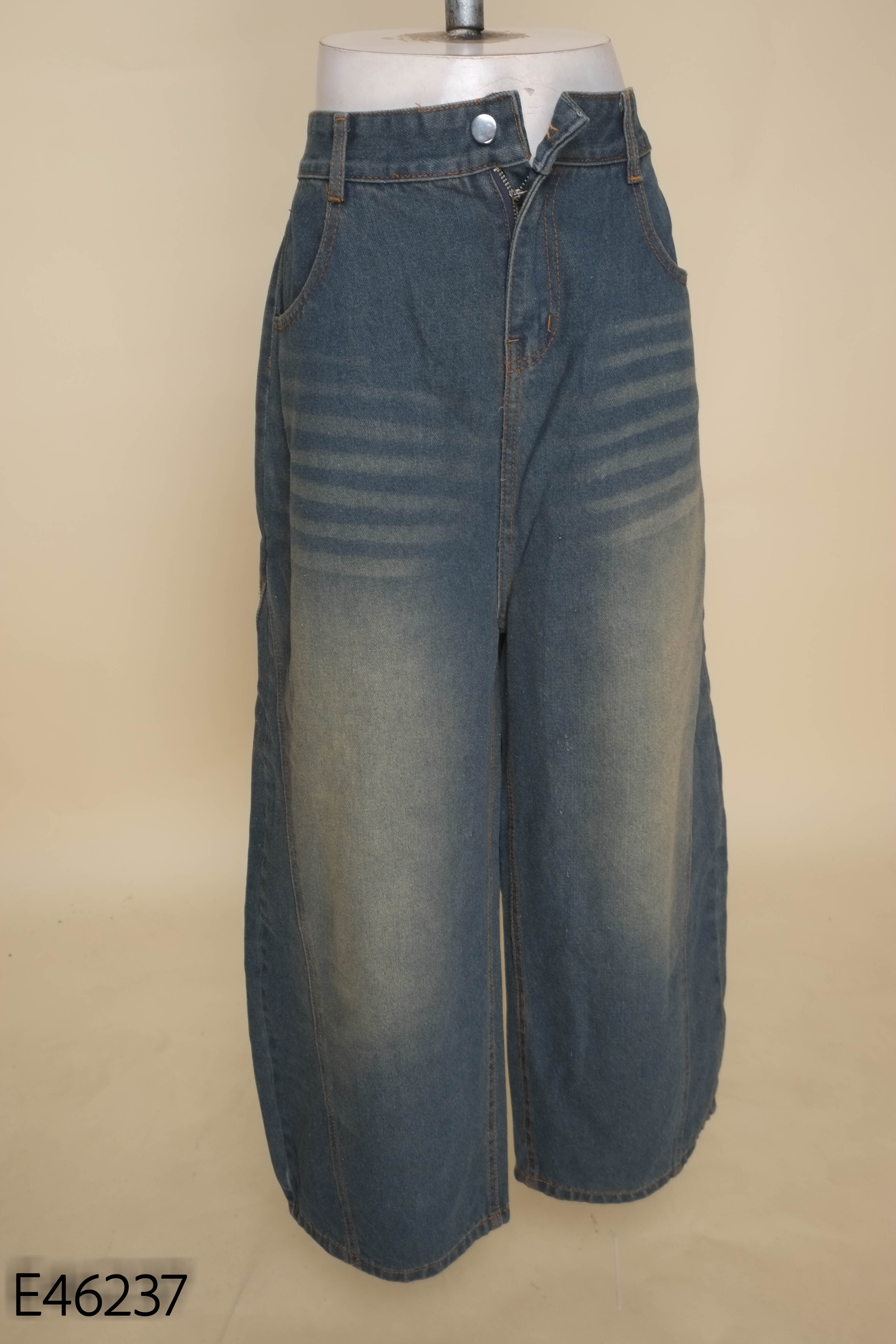Quần jeans xanh thẫm suông bạc đùi