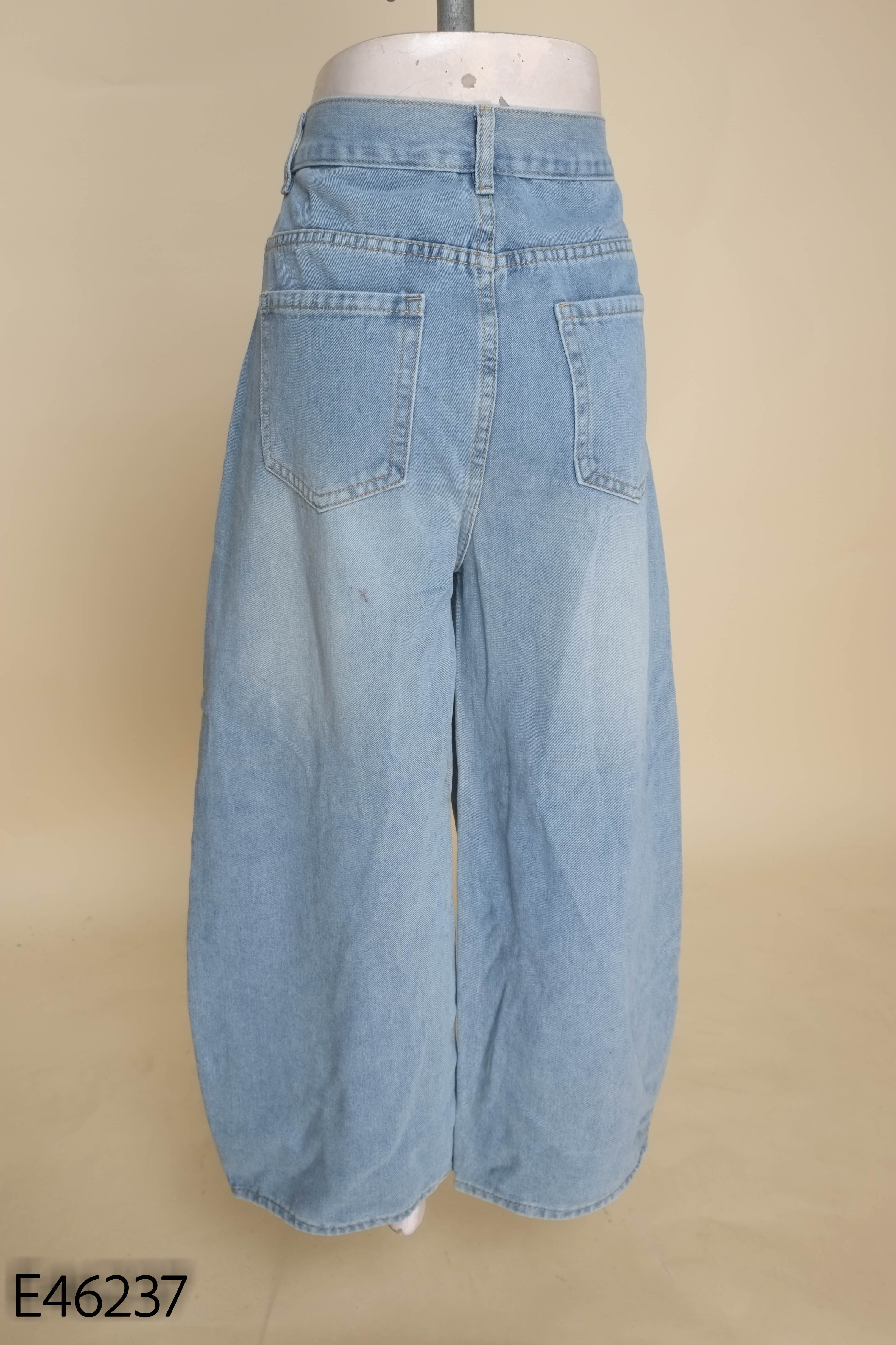 Quần jeans xanh nhạt in hình sao
