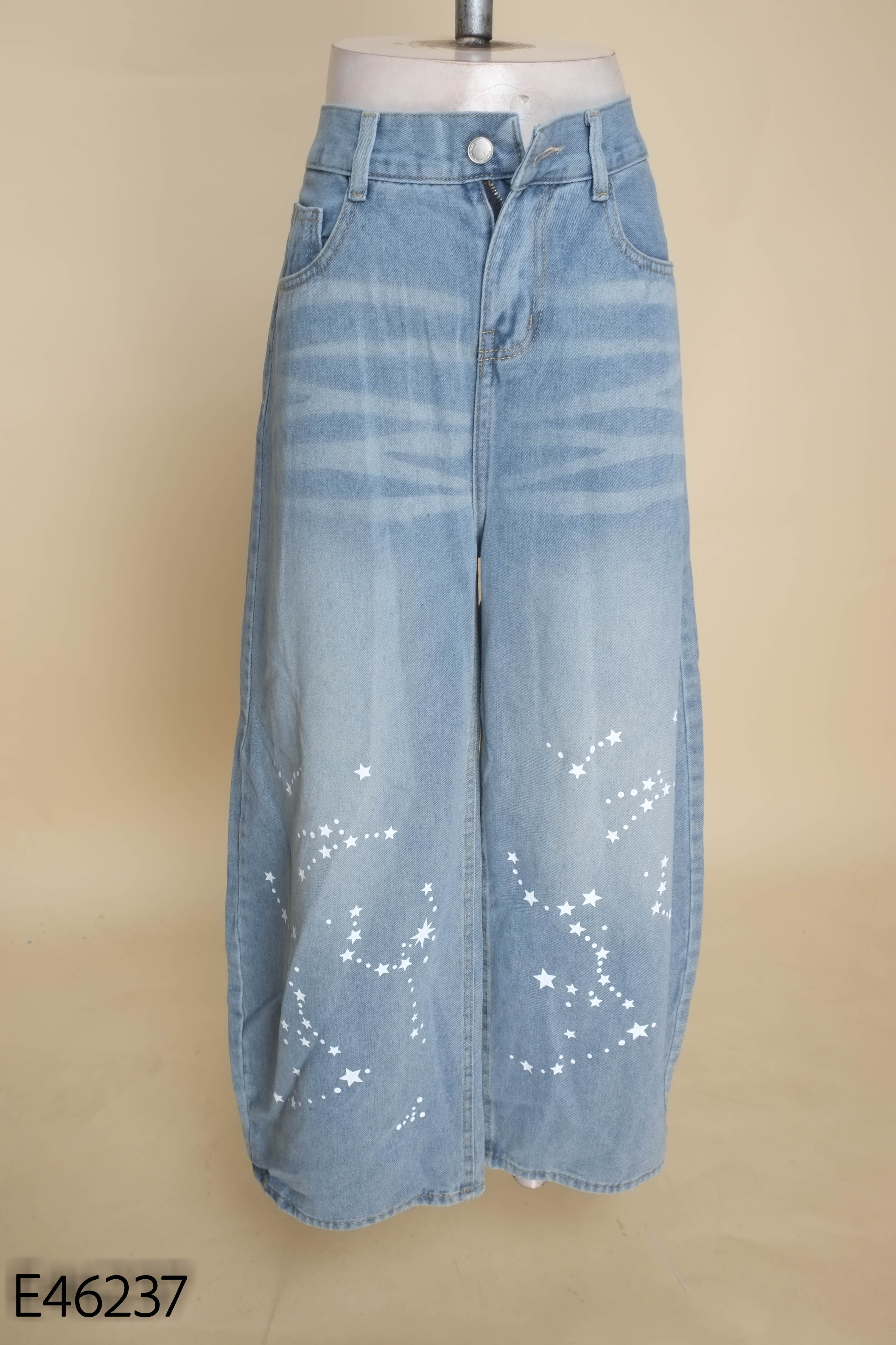 Quần jeans xanh nhạt in hình sao