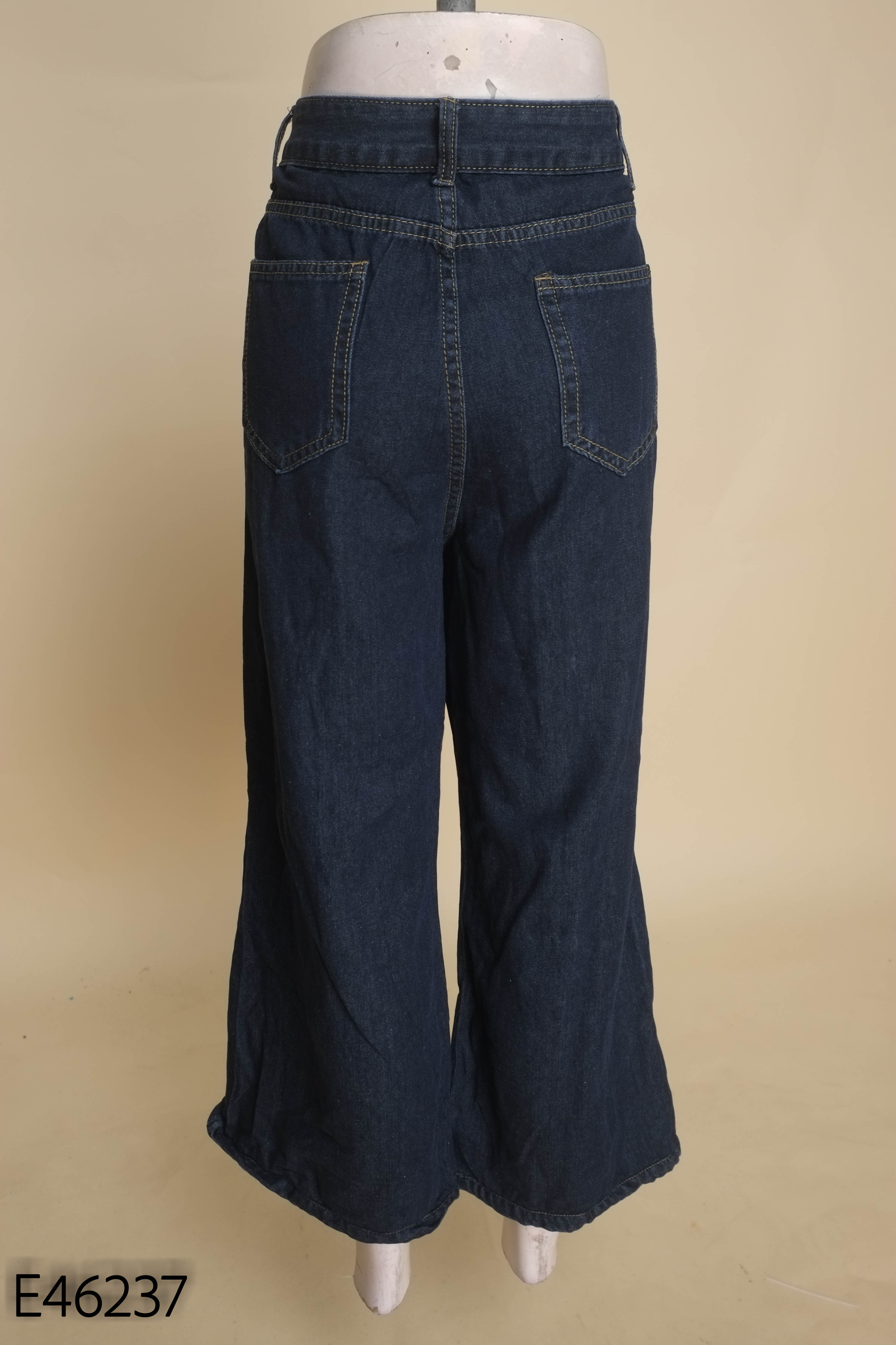 Quần jeans xanh trái tim đính đá
