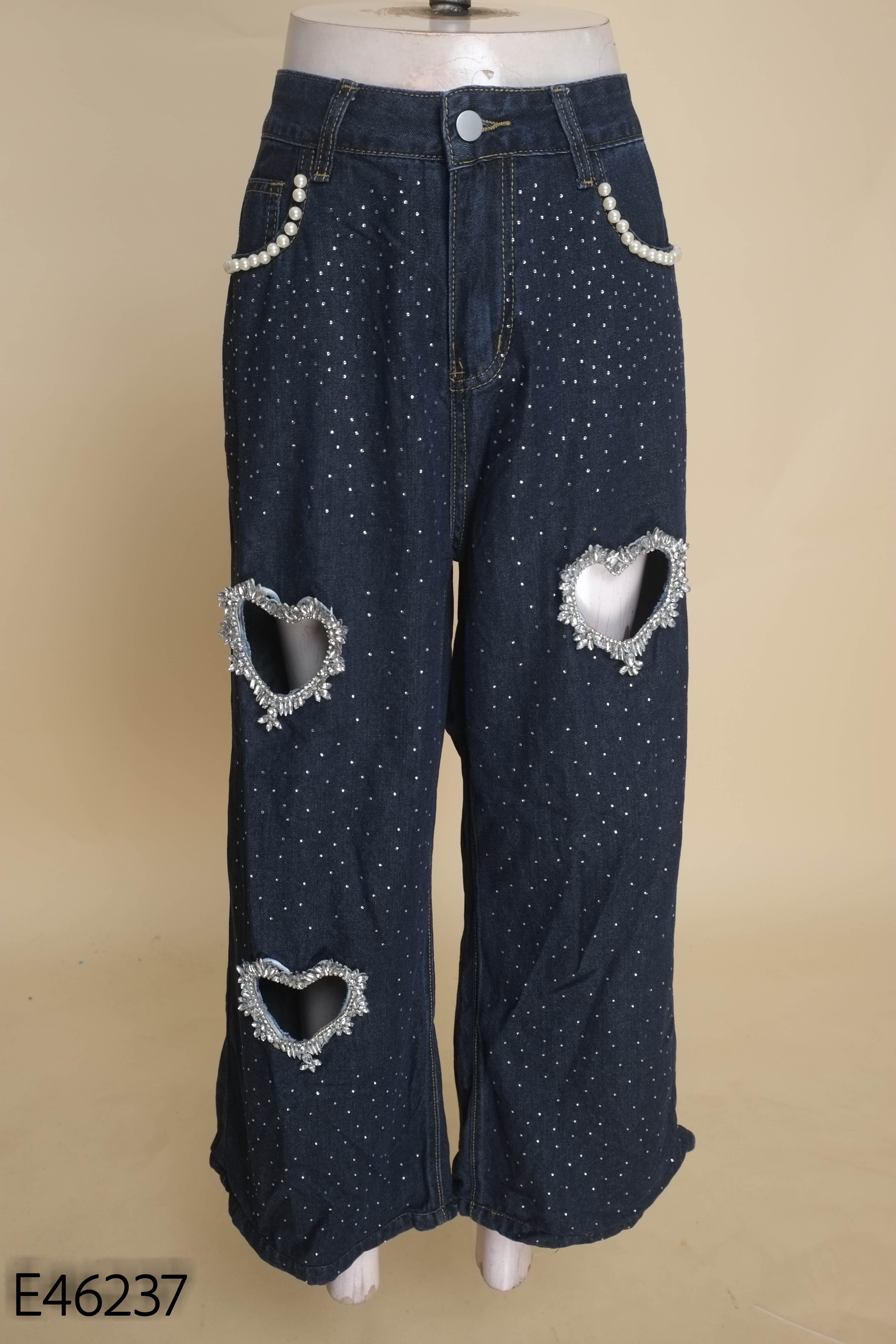 Quần jeans xanh trái tim đính đá