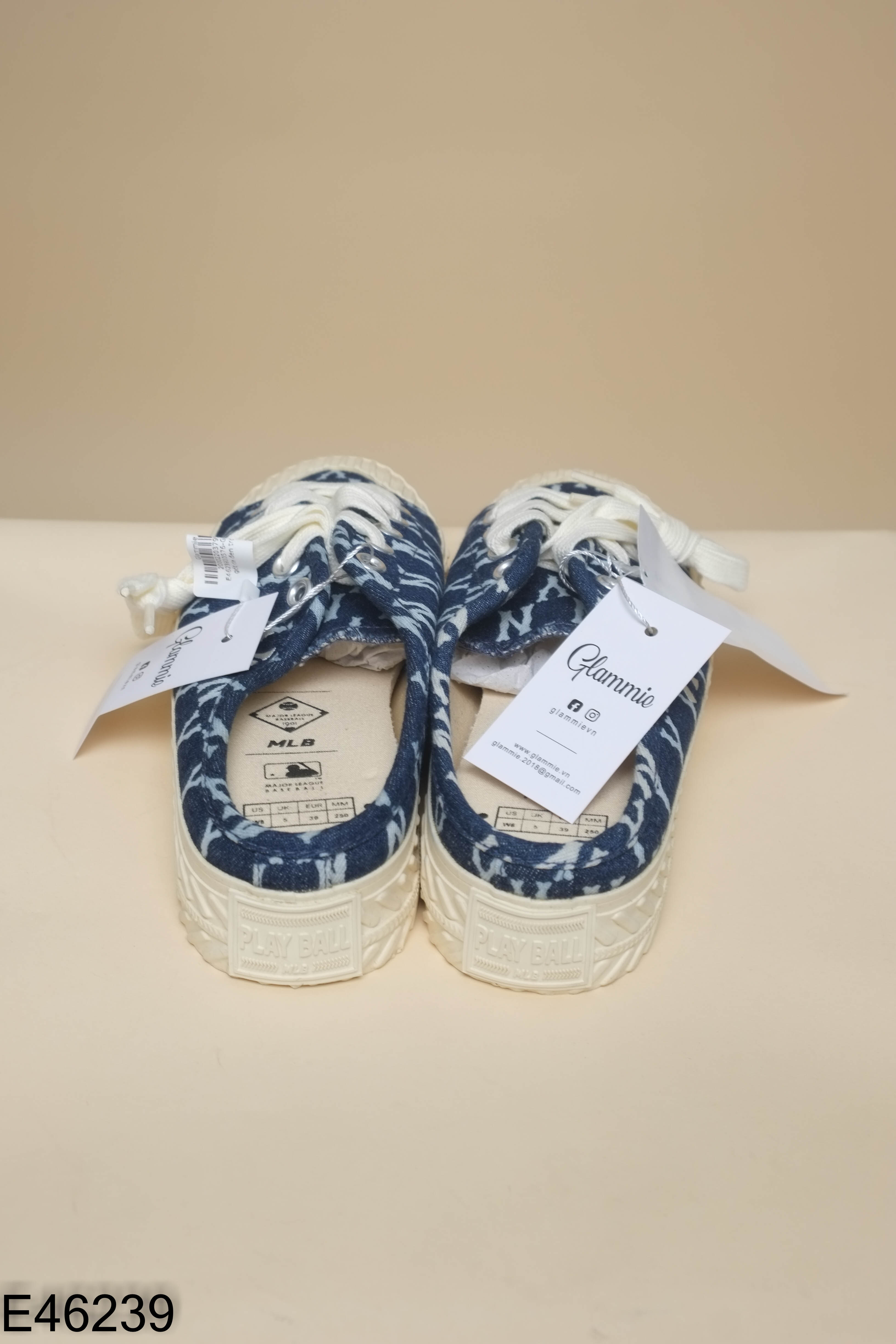 Giày xỏ jeans xanh họa tiết