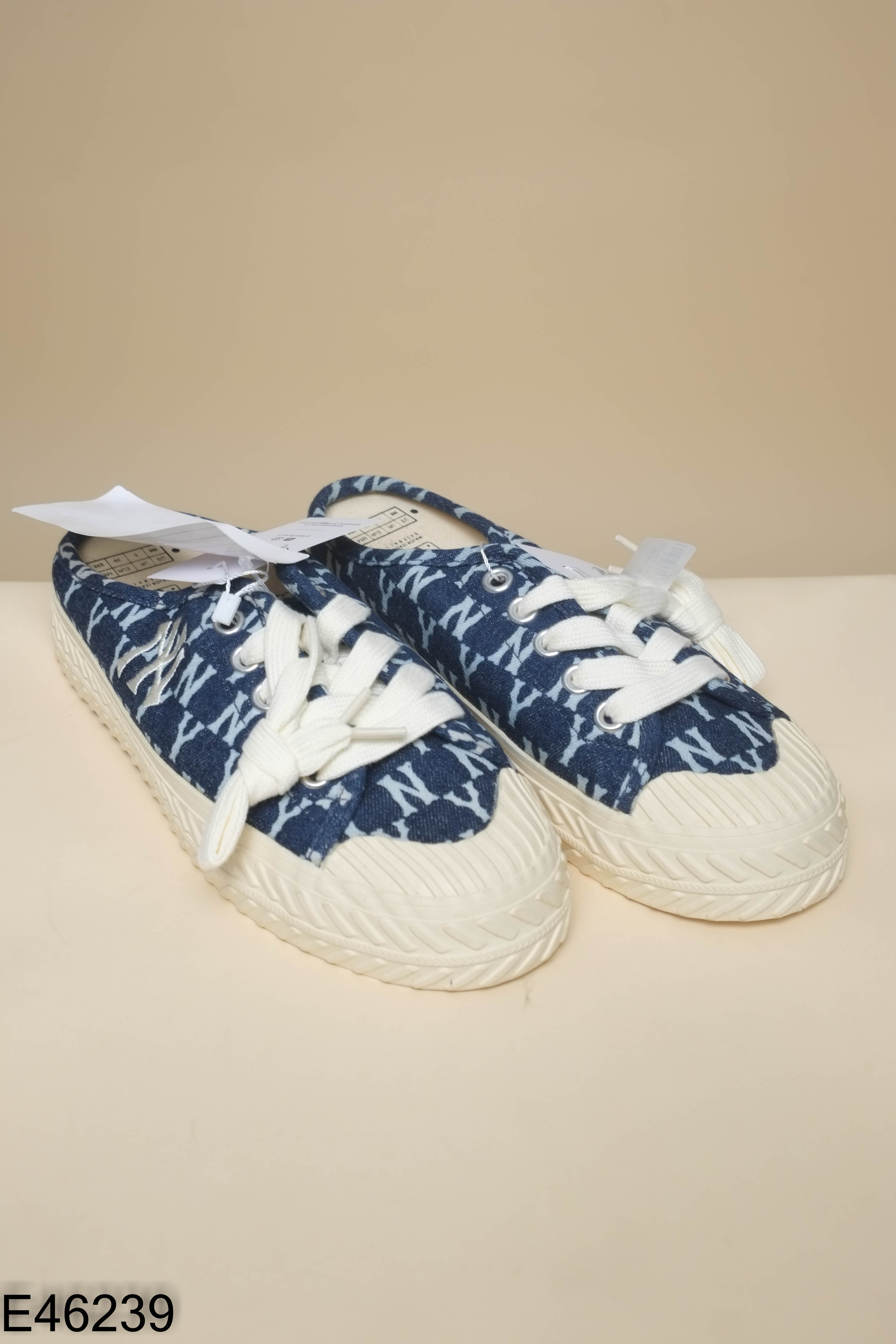 Giày xỏ jeans xanh họa tiết