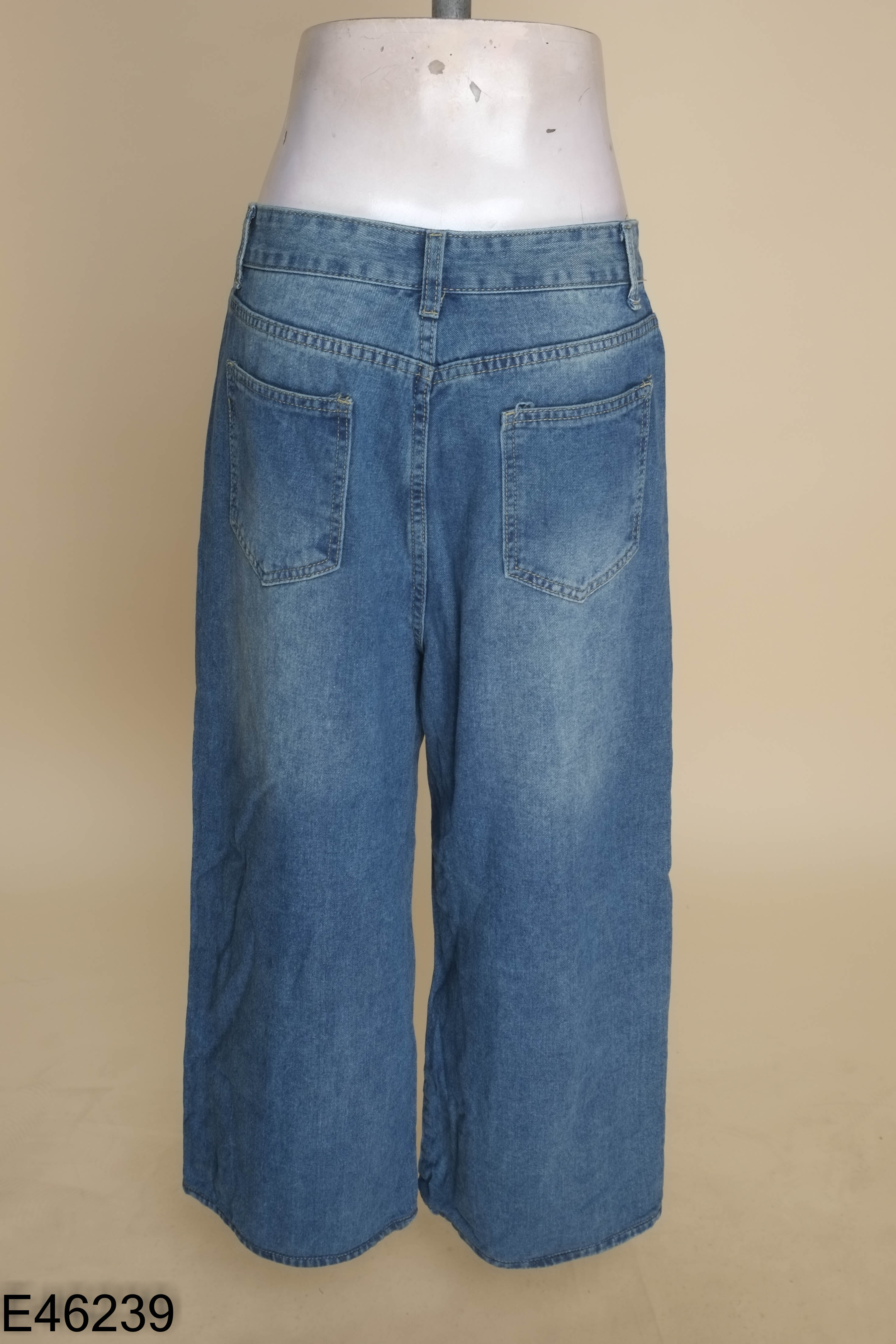 Quần jeans xanh đính ngọc phối ren