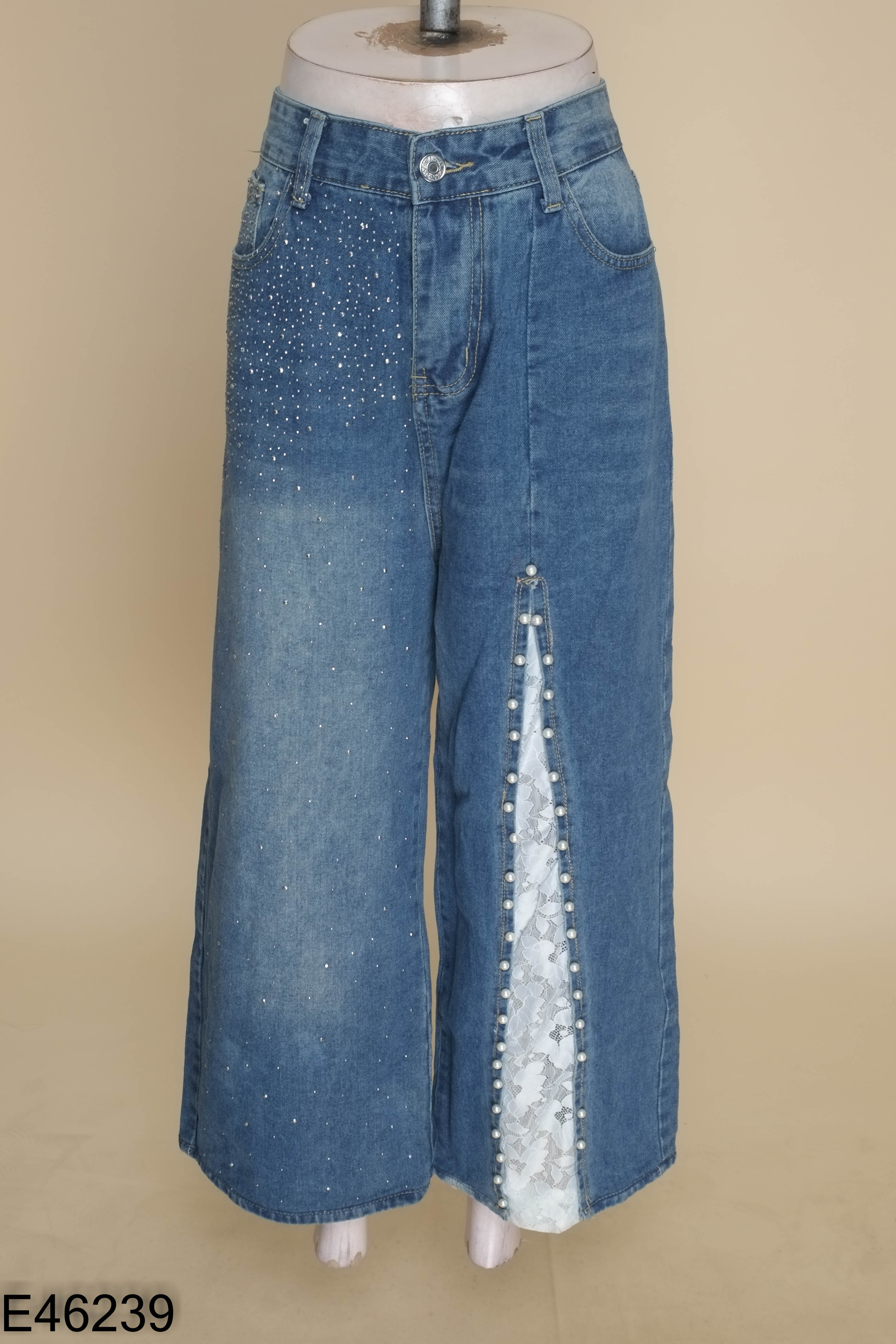 Quần jeans xanh đính ngọc phối ren