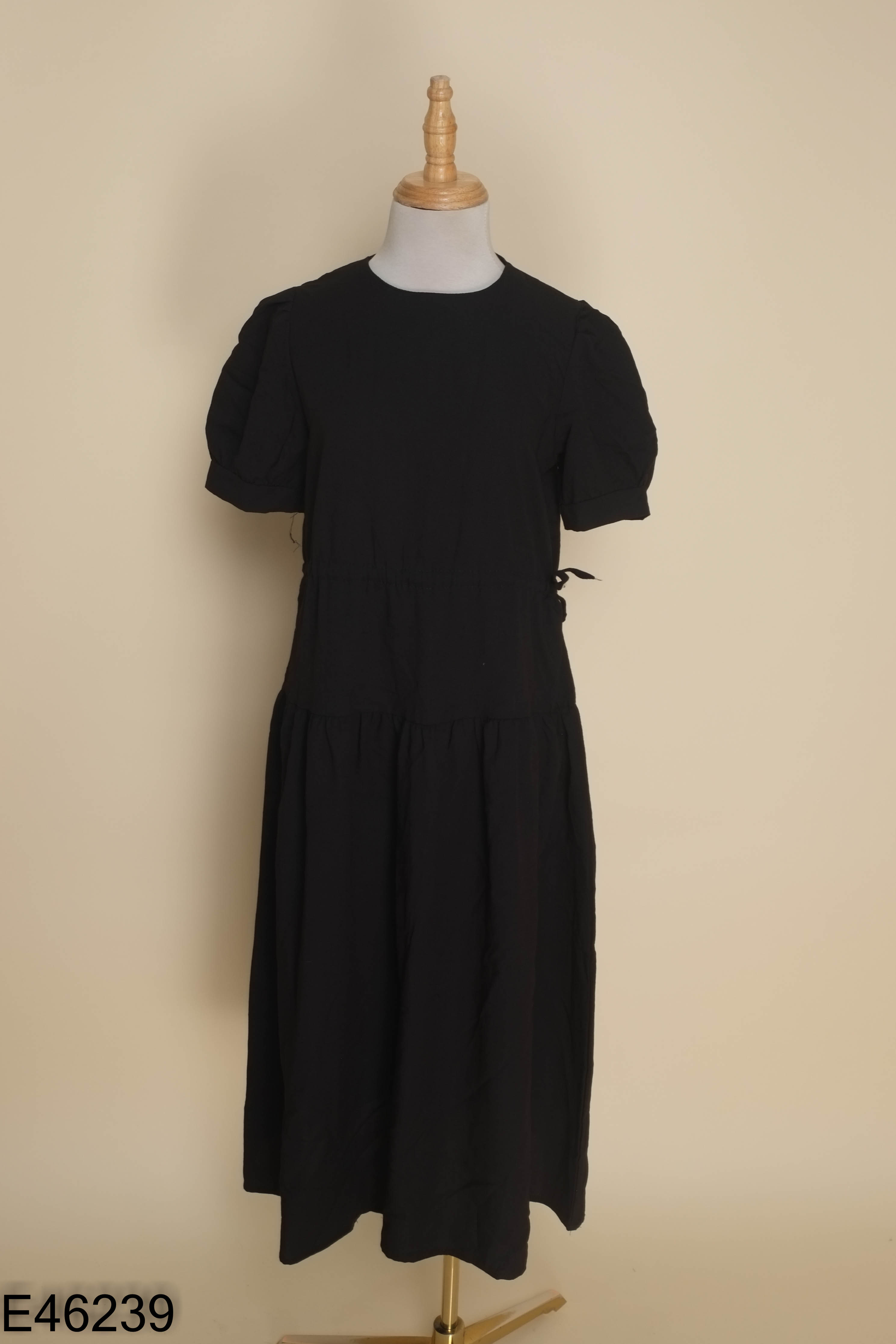 Váy babydoll đen trơn cổ tròn