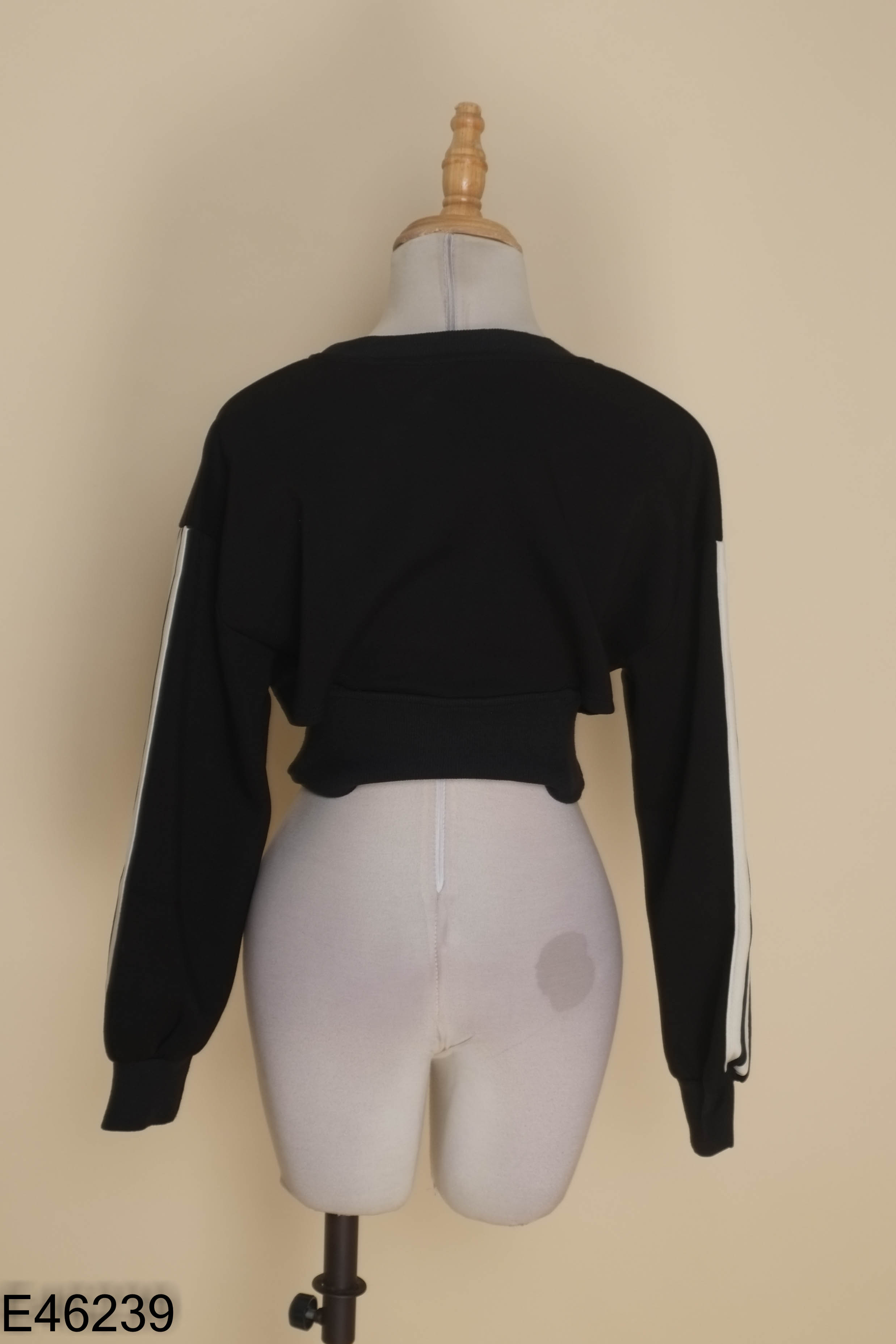 Áo nỉ đen xẻ eo croptop