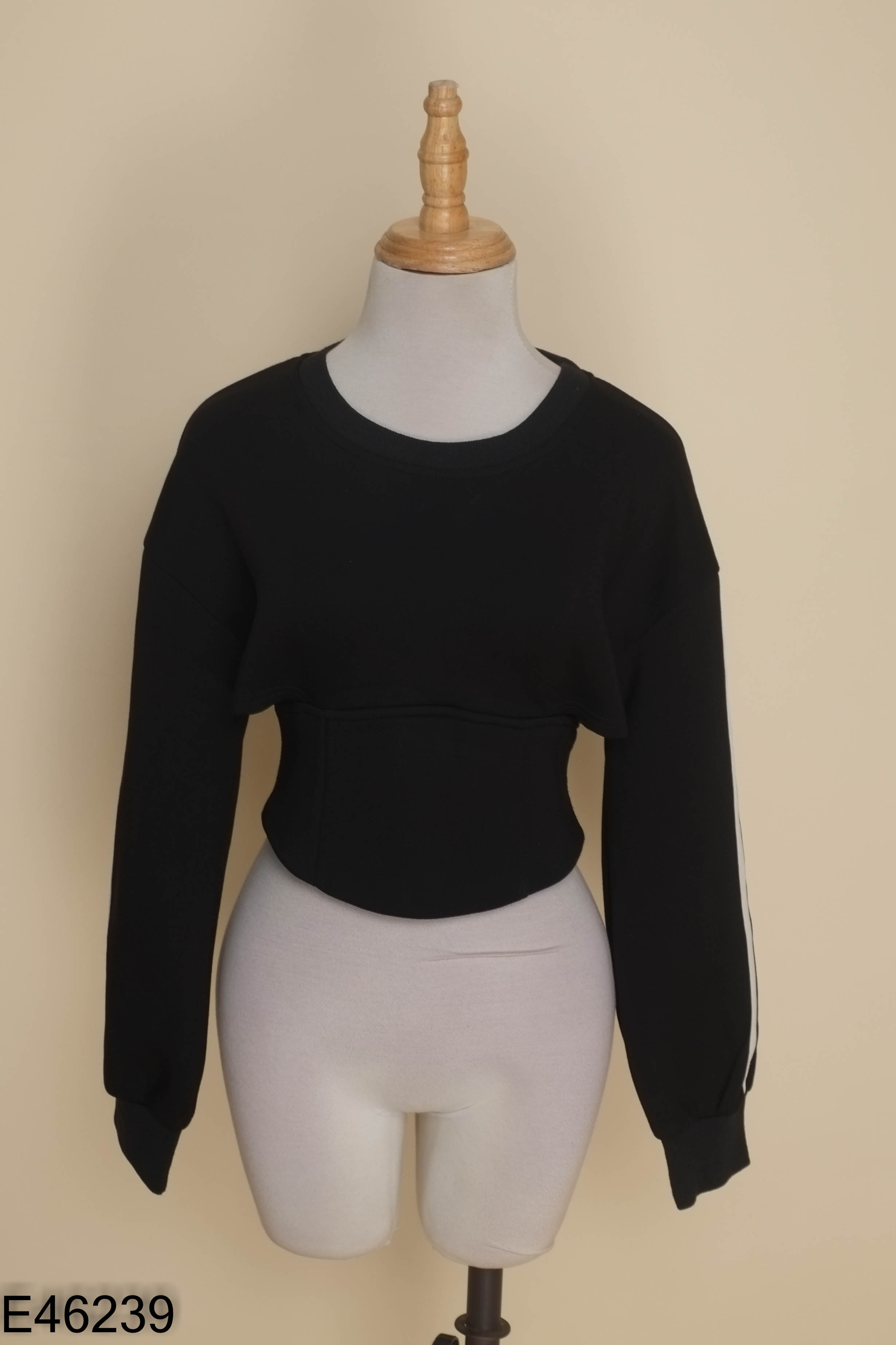 Áo nỉ đen xẻ eo croptop