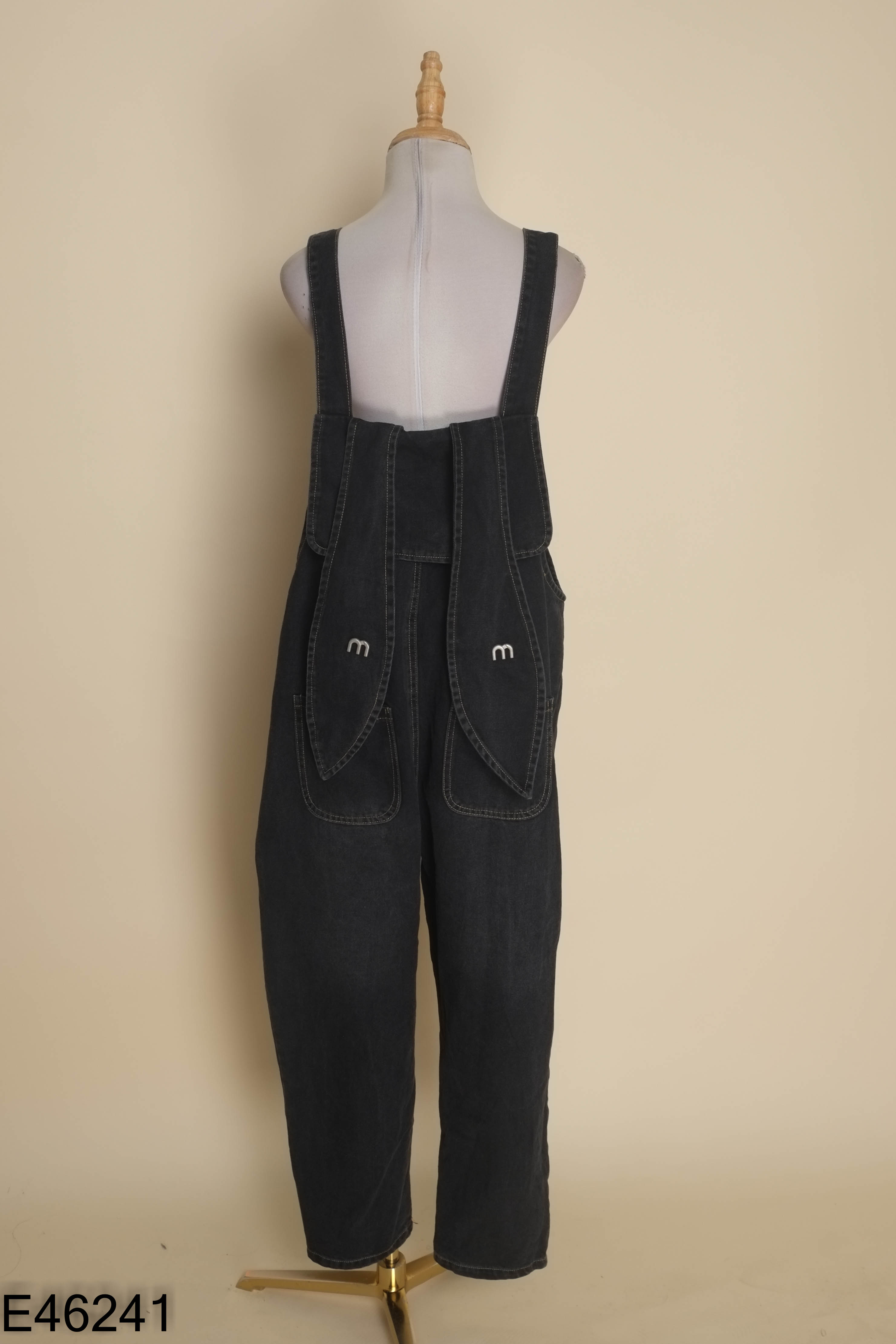 Jumpsuit jean đen chỉ vàng