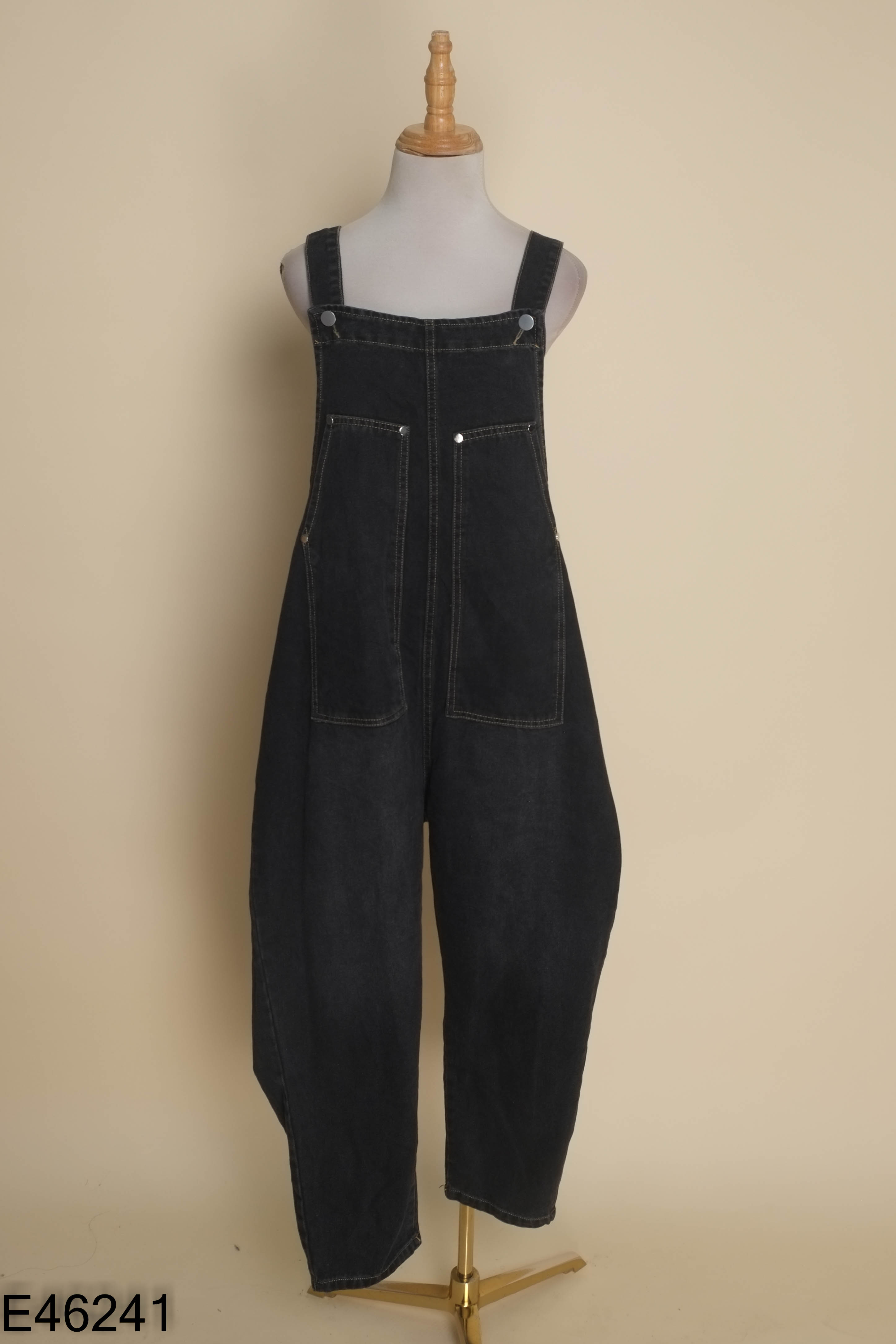 Jumpsuit jean đen chỉ vàng