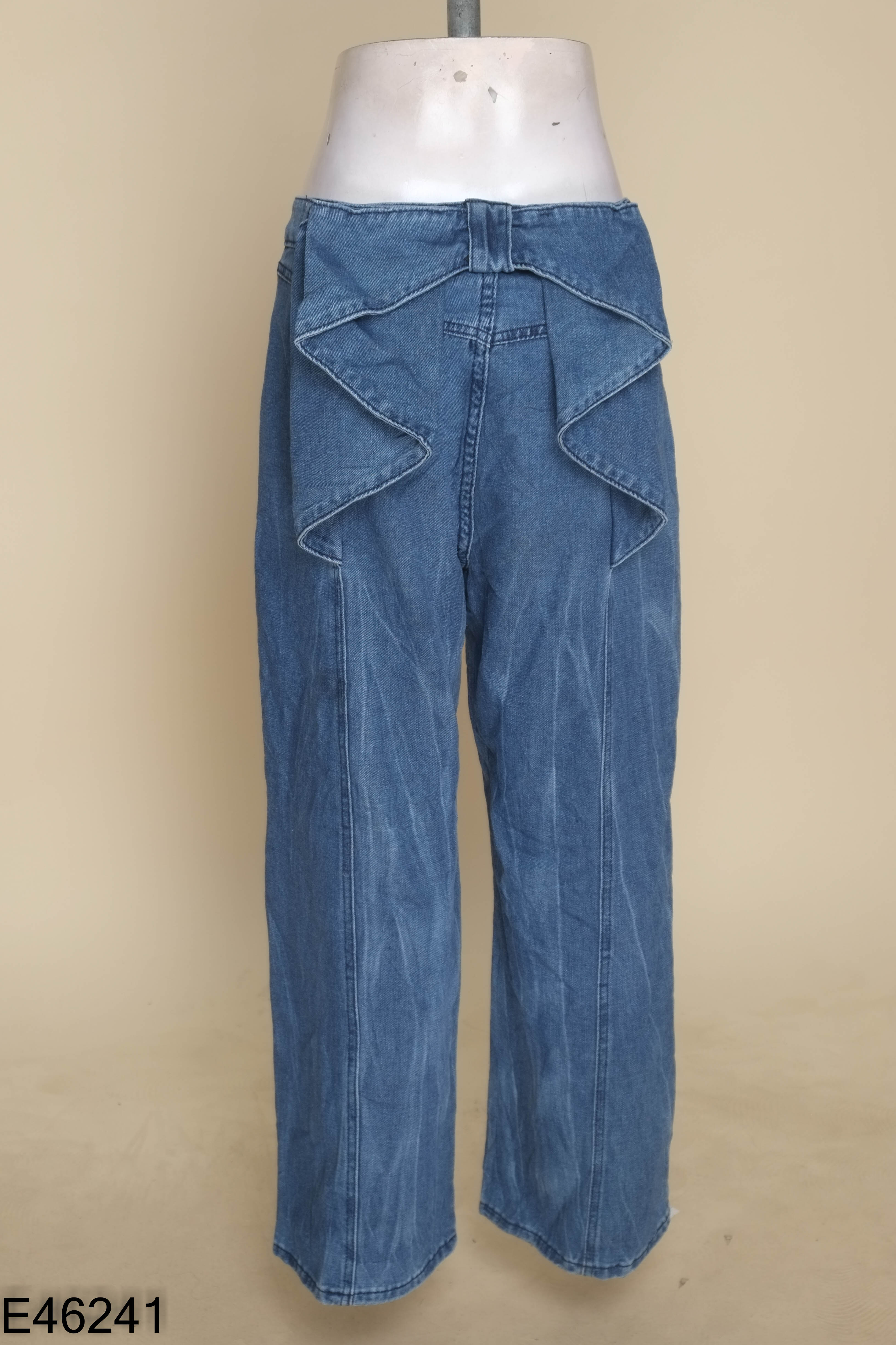 Quần jeans xanh suông nơ sau