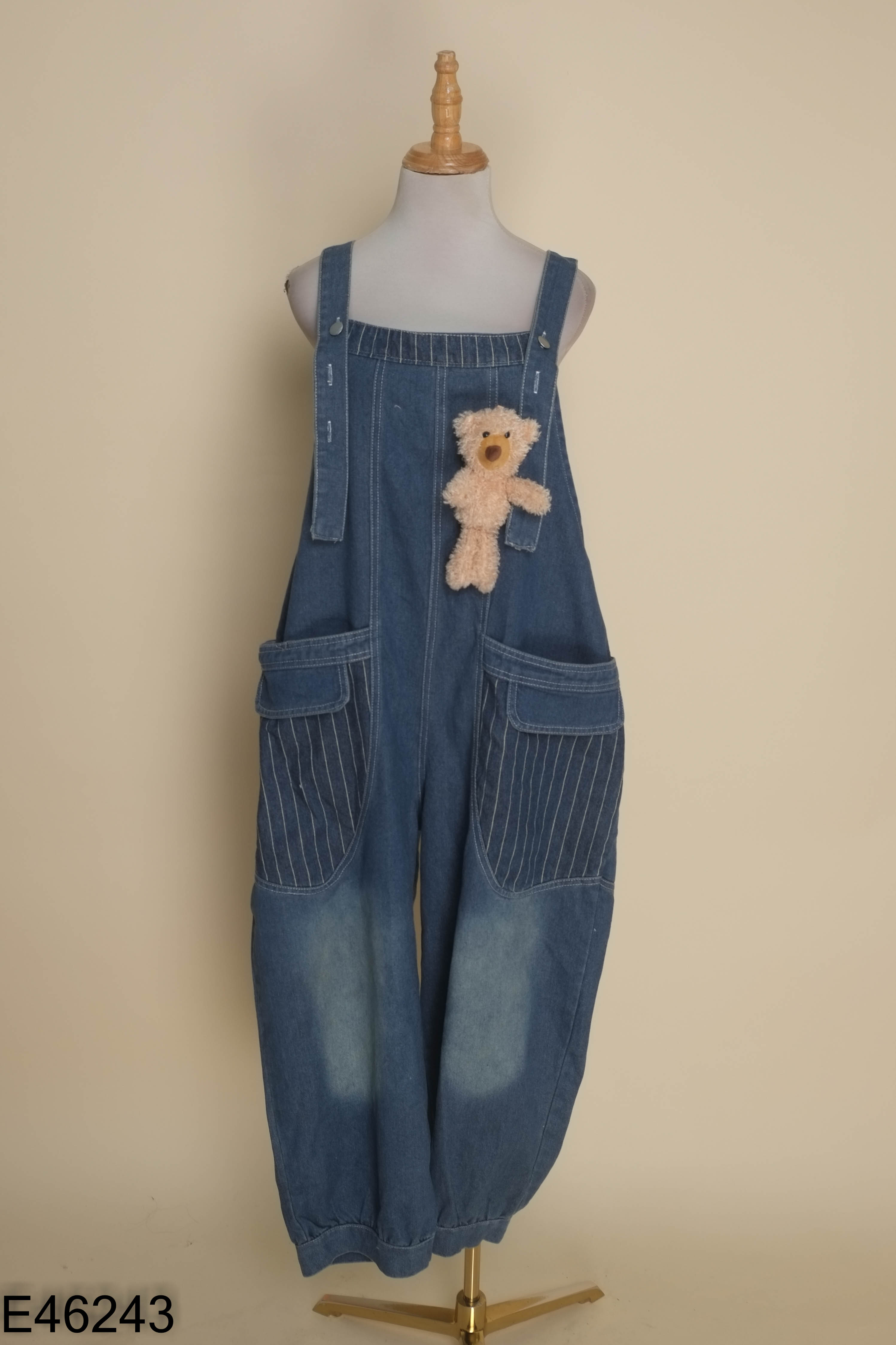 Yếm jeans quần xanh đính gấu