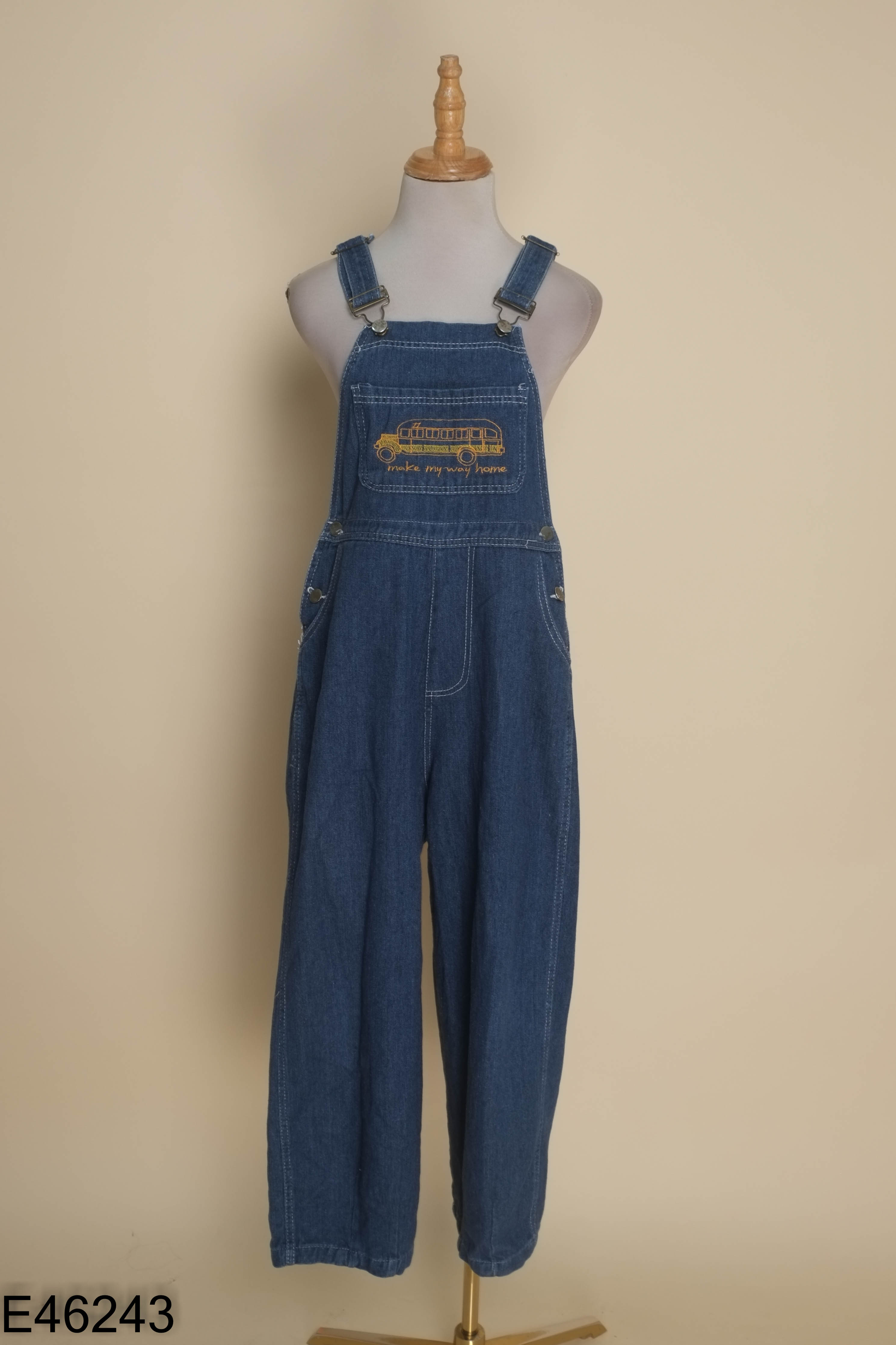 Yếm quần jeans xanh thêu chư