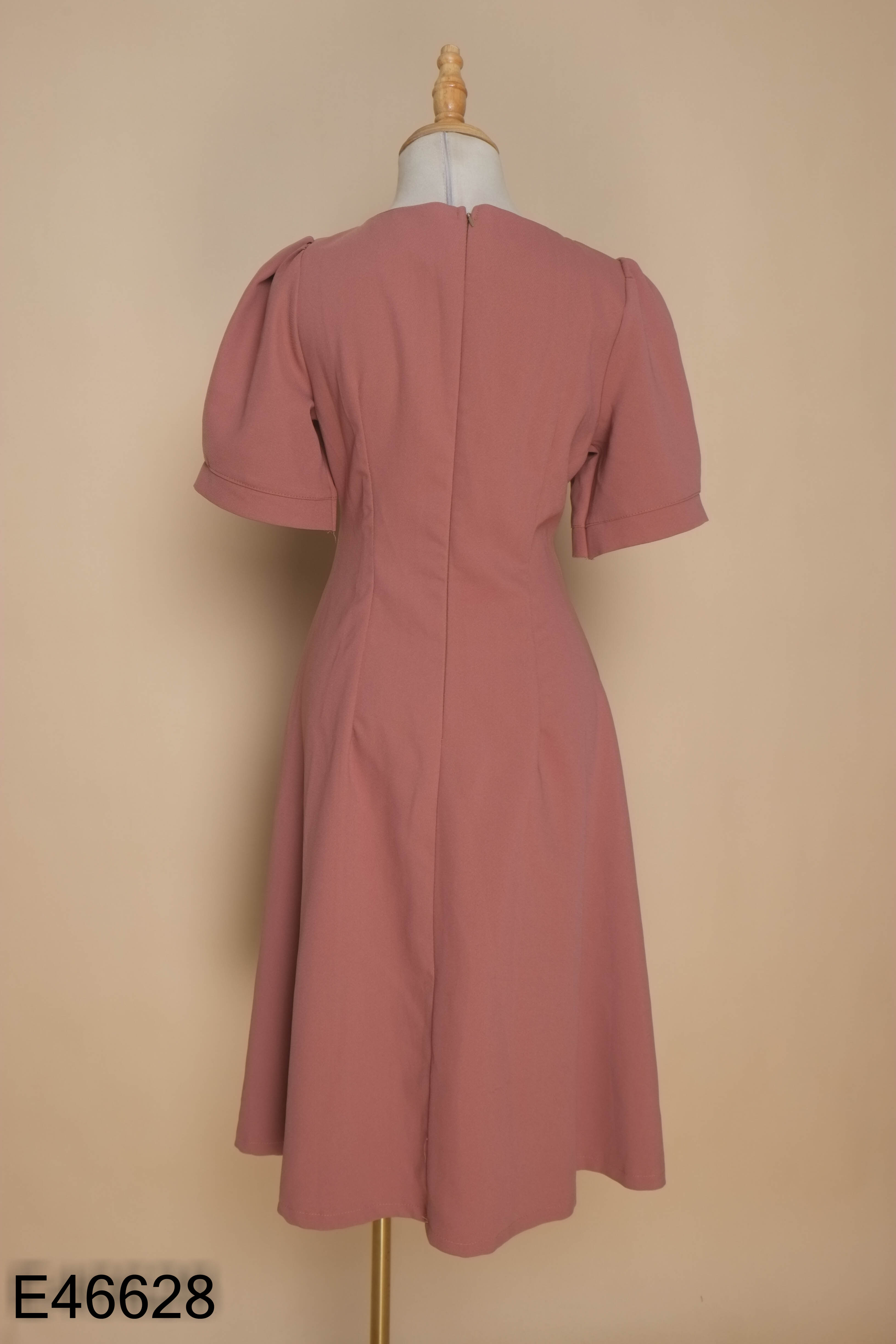 Váy nâu cúc gỗ ly eo