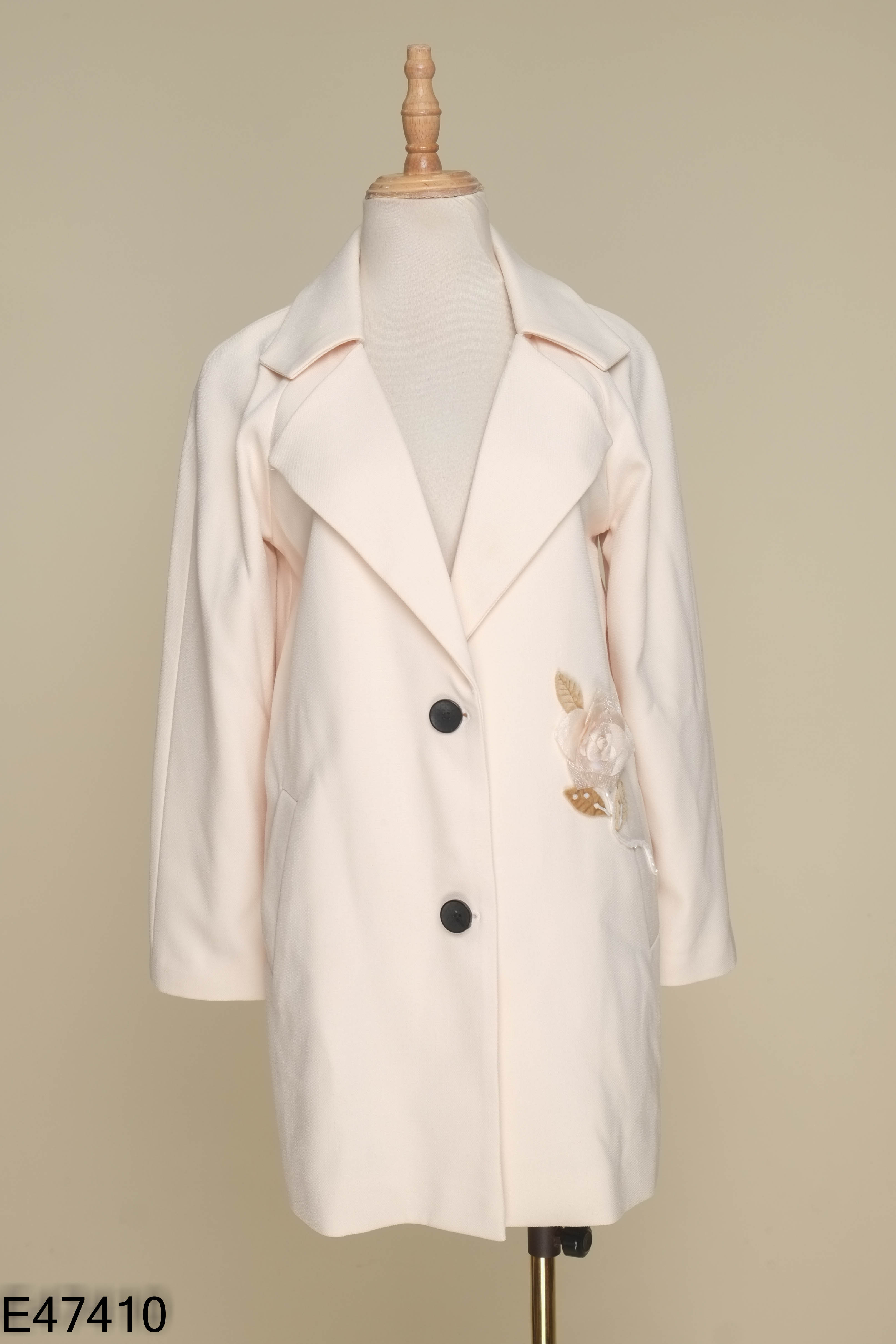 Áo khoác blazer be đính hoa