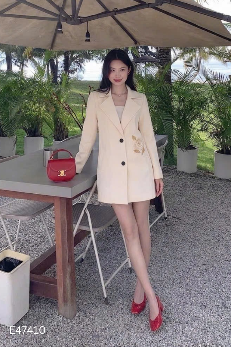 Áo khoác blazer be đính hoa