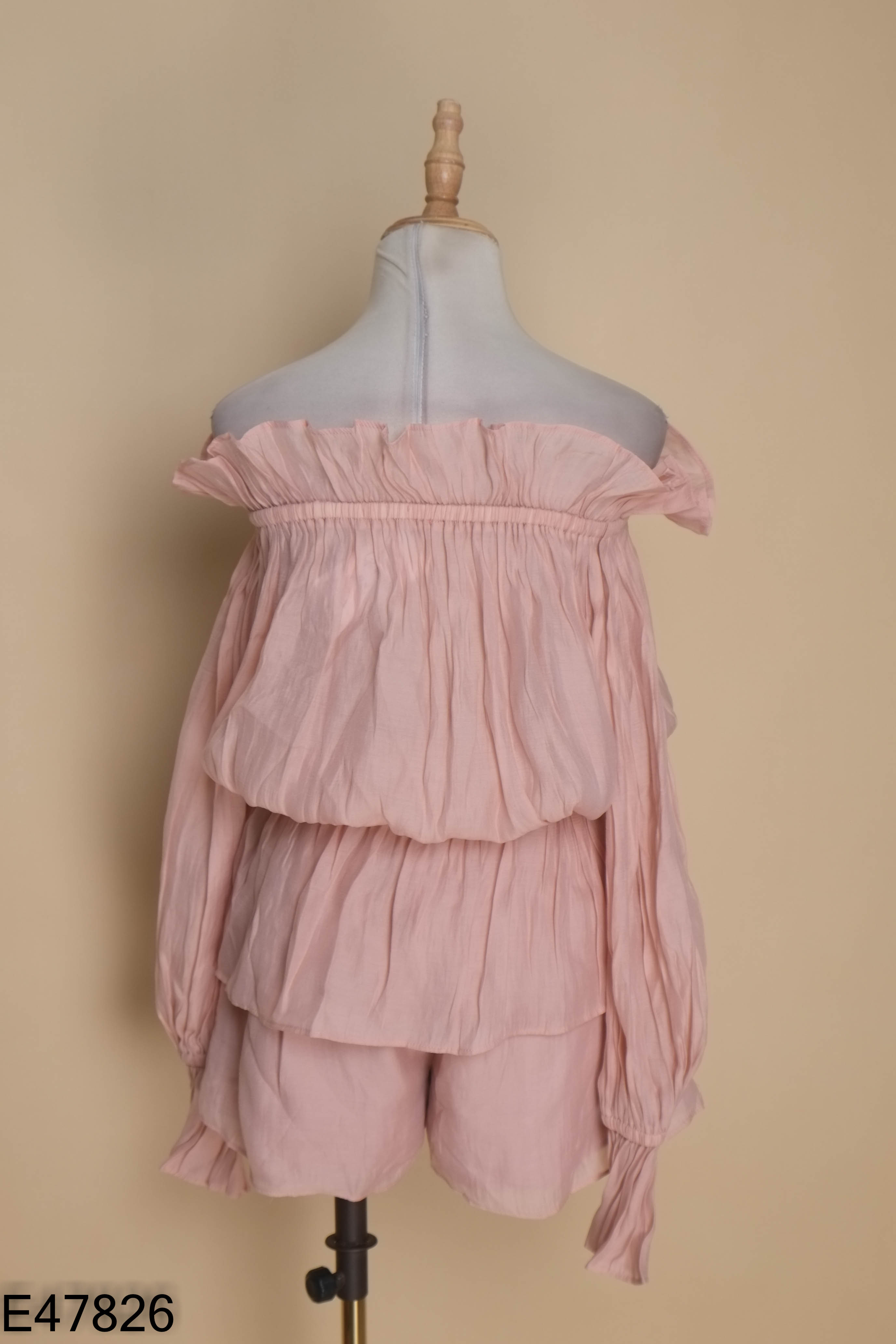 Set hồng áo trễ vai + quần shorts
