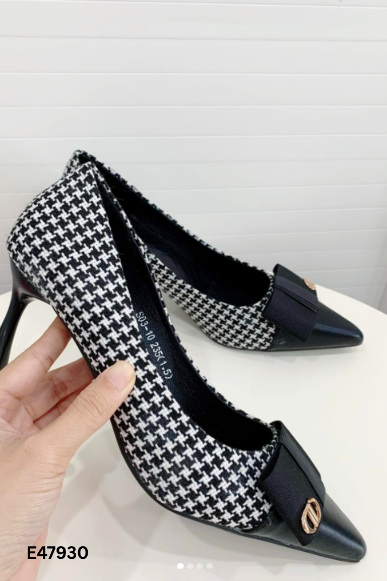Giày đen nơ họa tiết