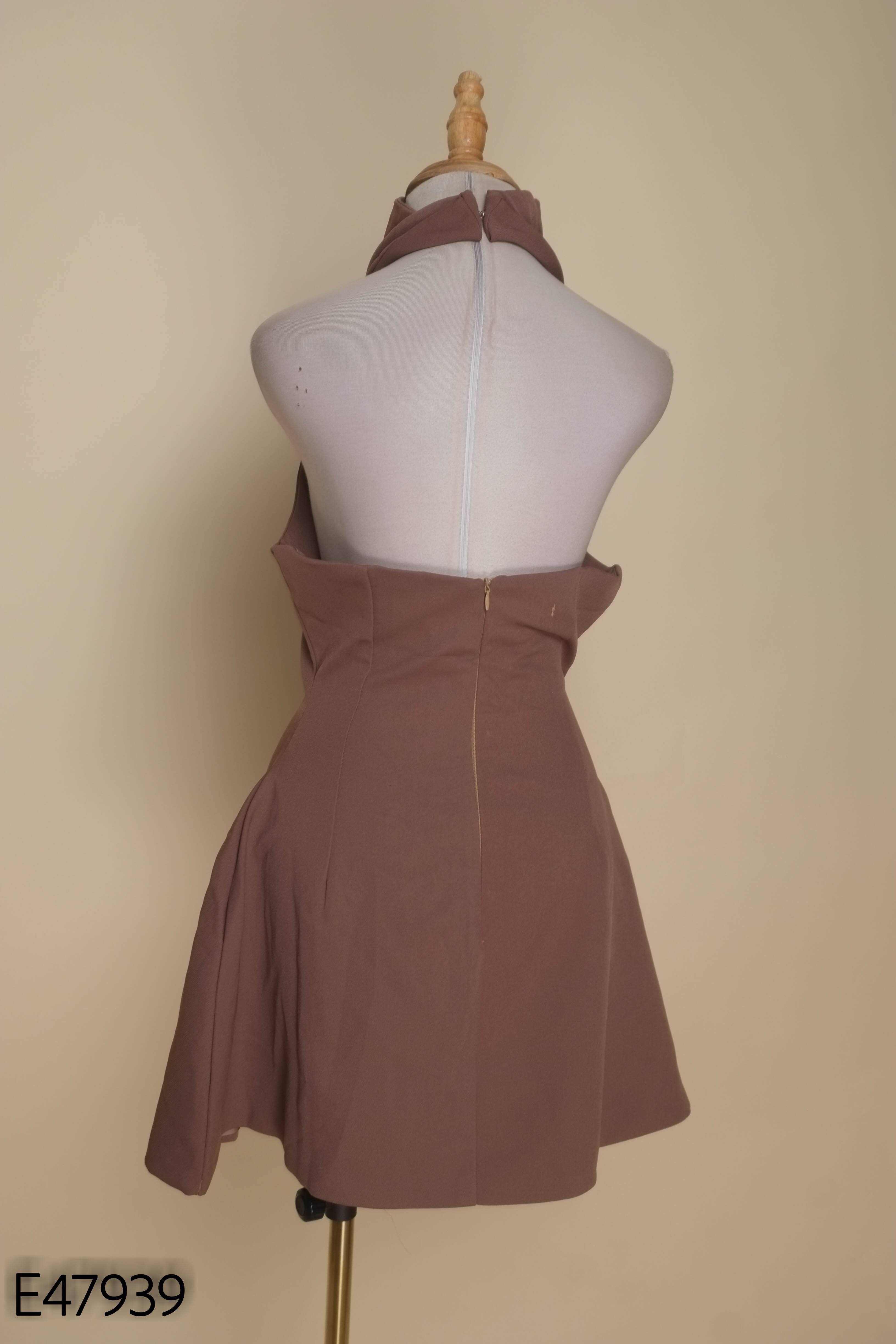 Váy nâu cổ yếm