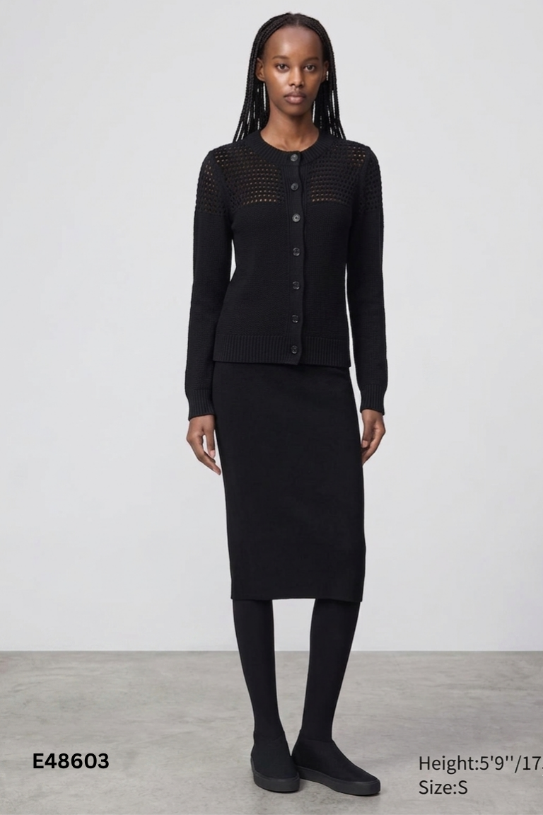 Áo len đen UNIQLO phối cúc