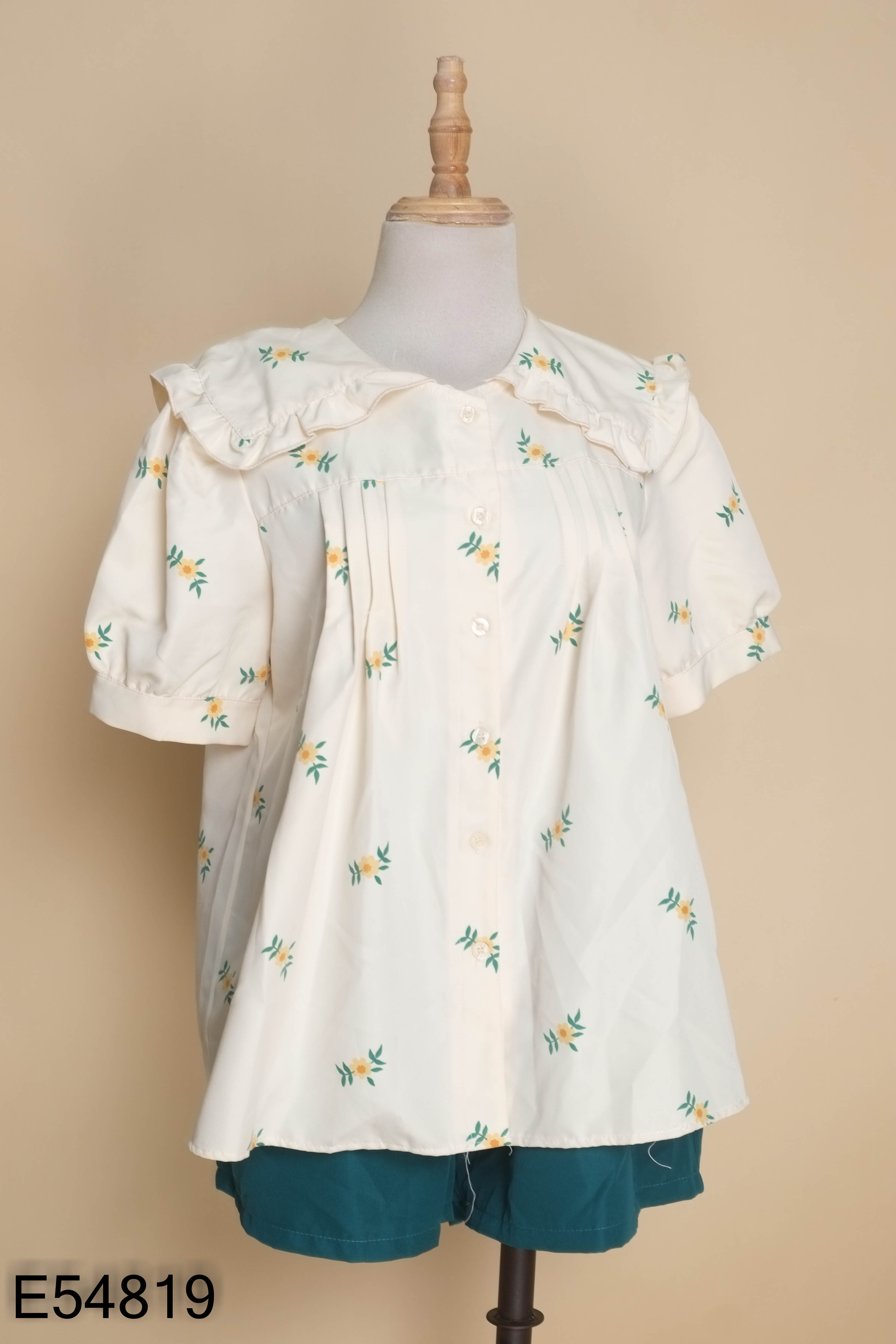 Set Áo nữ be kem họa tiết + Quần short xanh