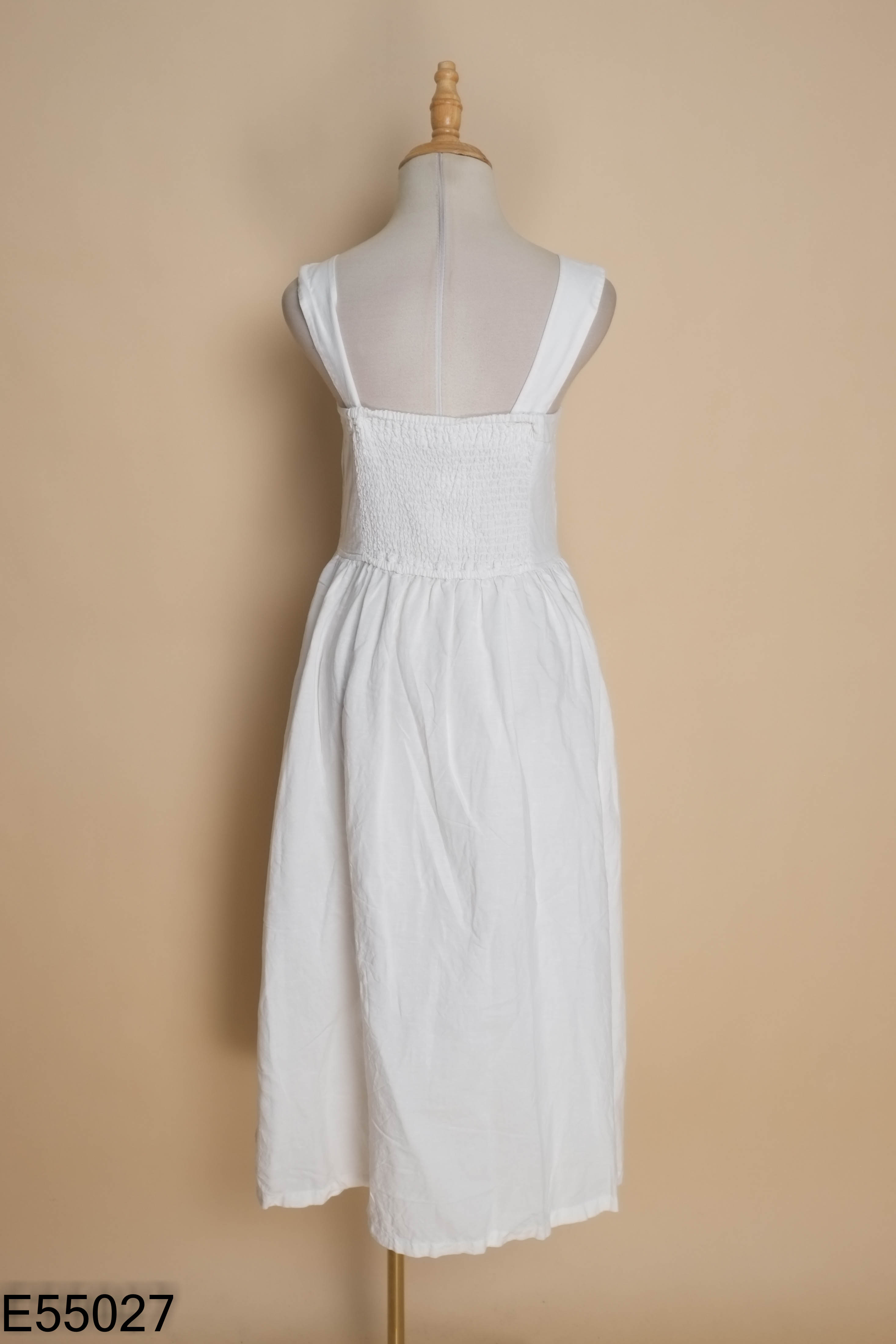 Váy UNIQLO linen be chun ngực