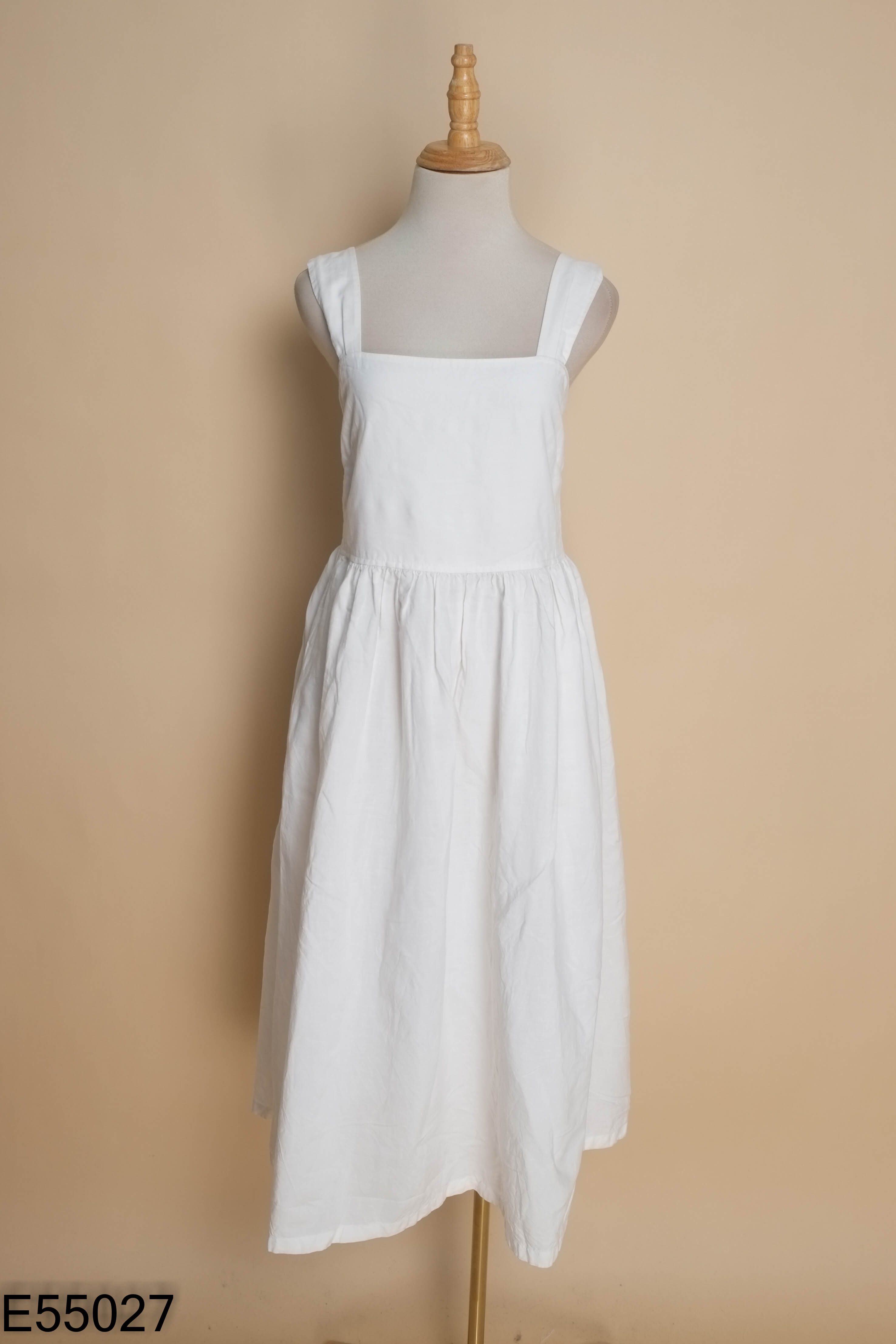 Váy UNIQLO linen be chun ngực