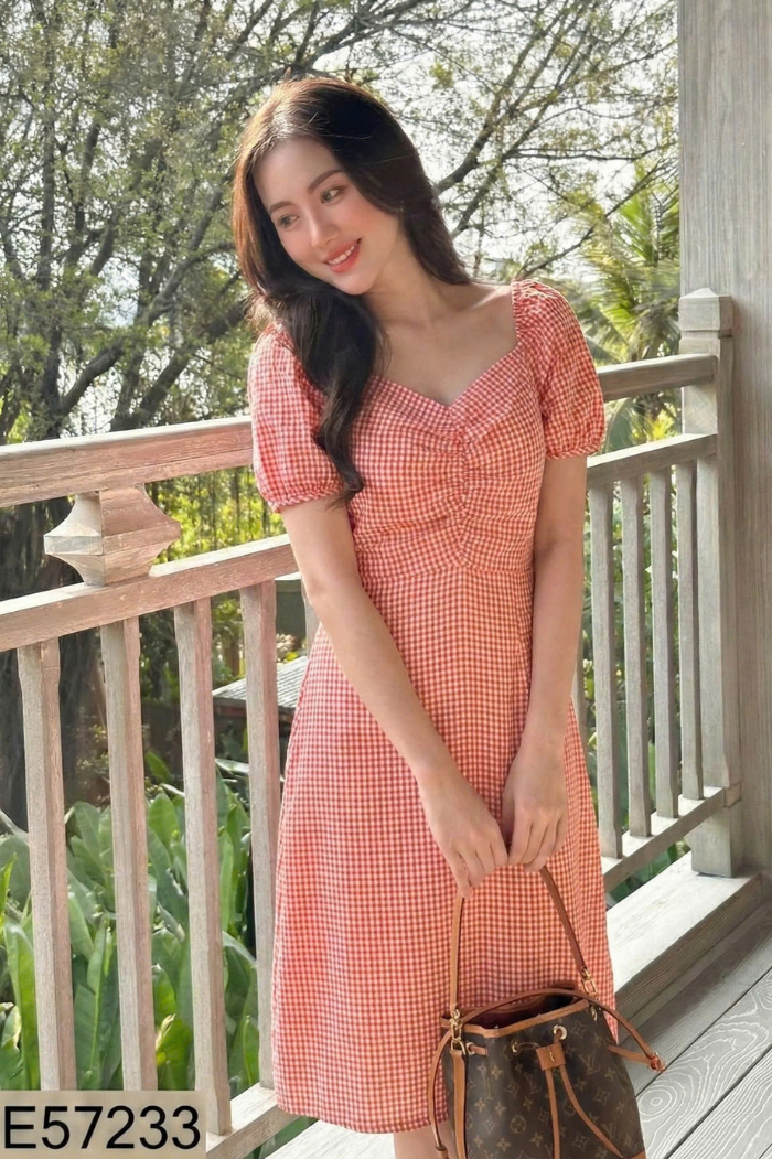 Váy TIIN đỏ kẻ caro be