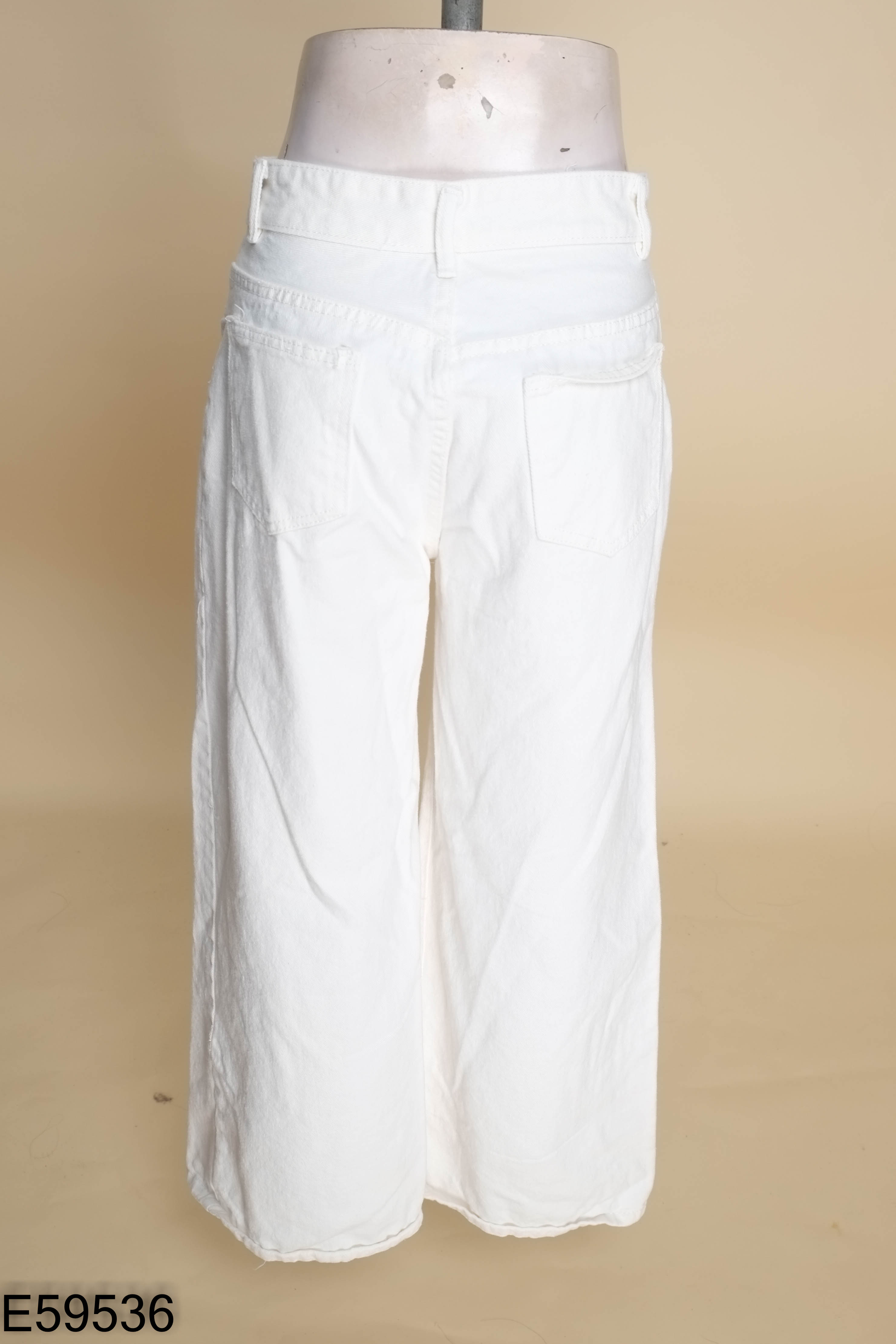 Quần jeans trắng suông