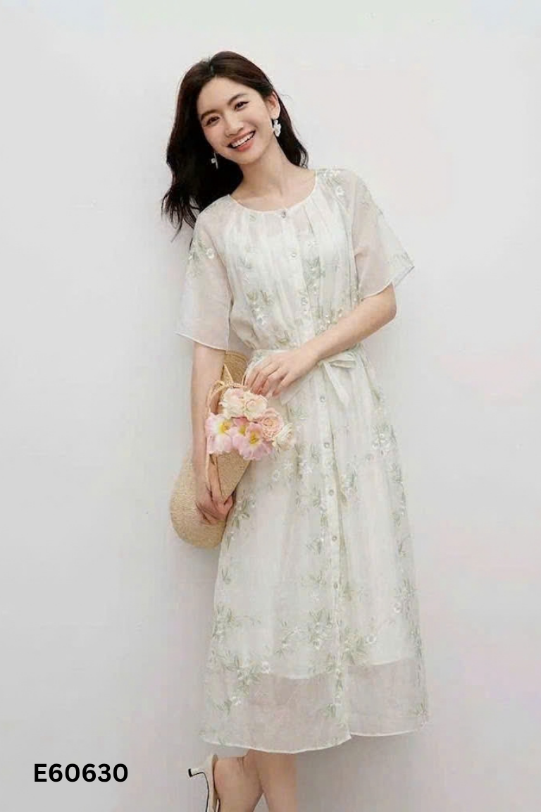 Váy voan be thêu chỉ xanh