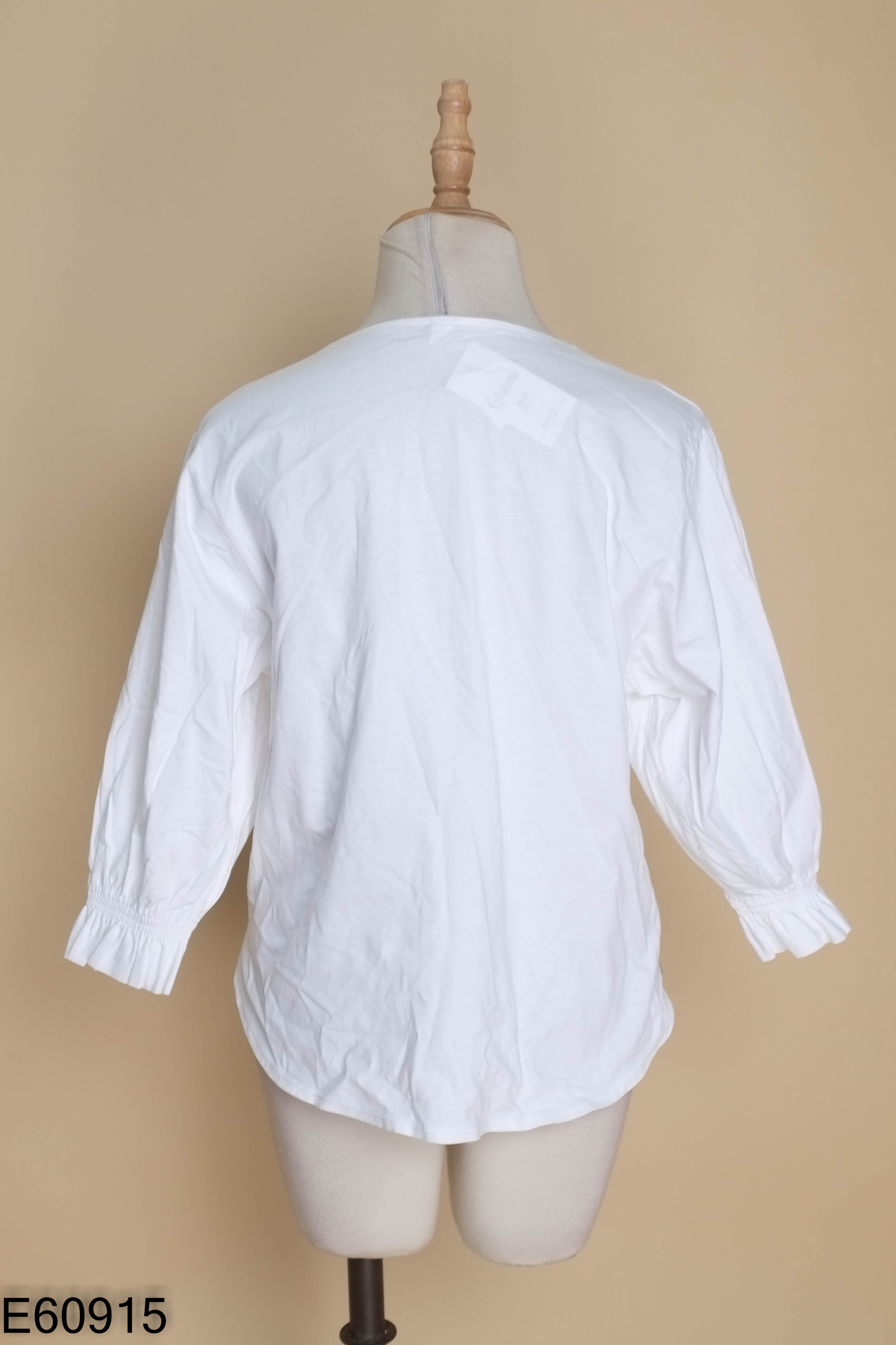 Áo UNIQLO trắng tay chun