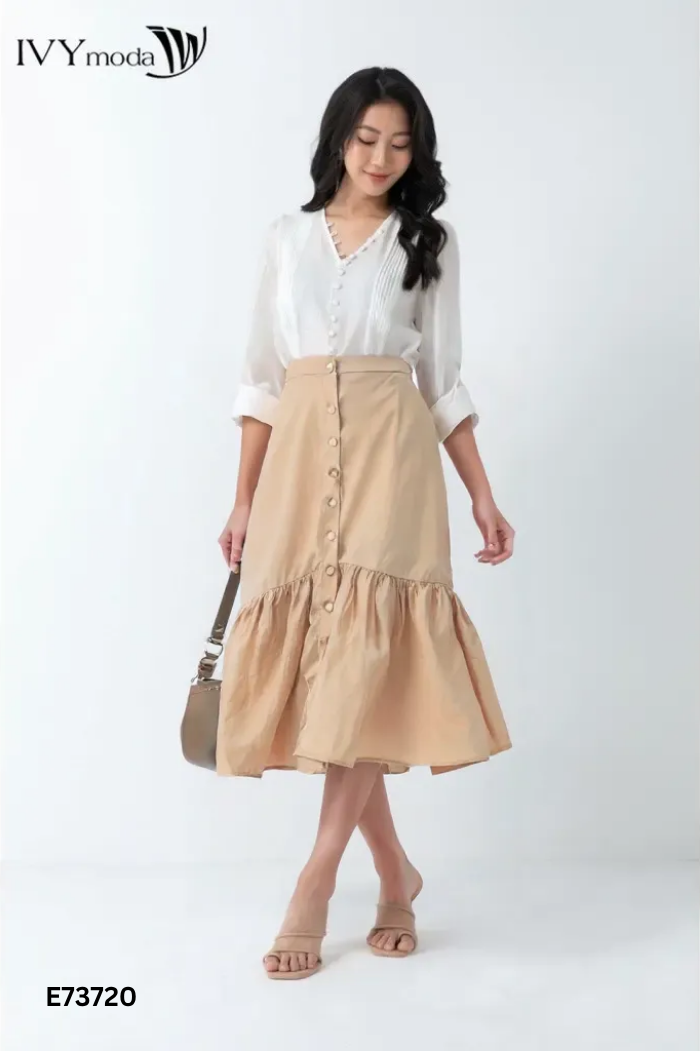 Chân váy be IVY MODA phối cúc bọc