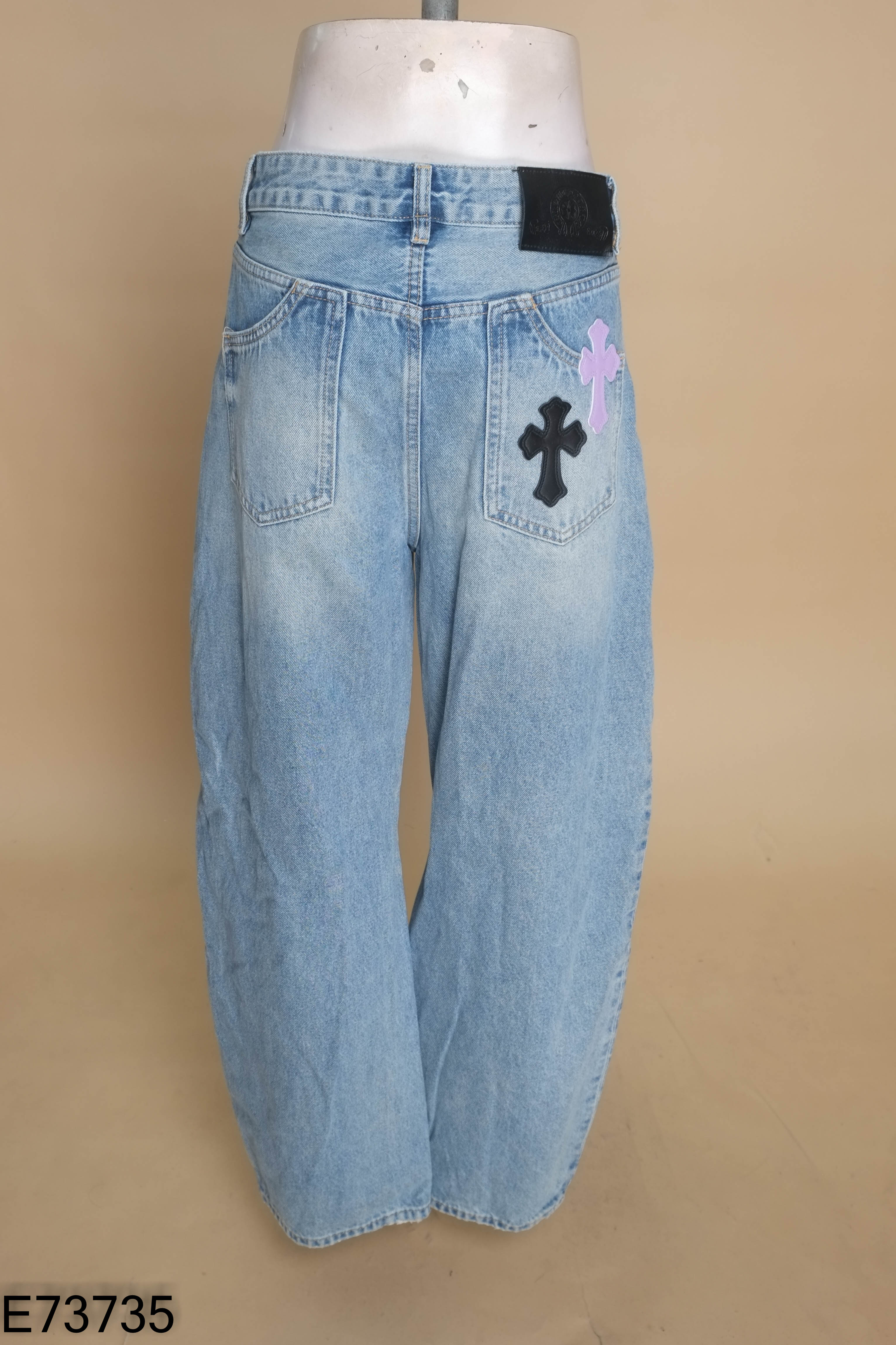 Quần jeans xanh phối họa tiết