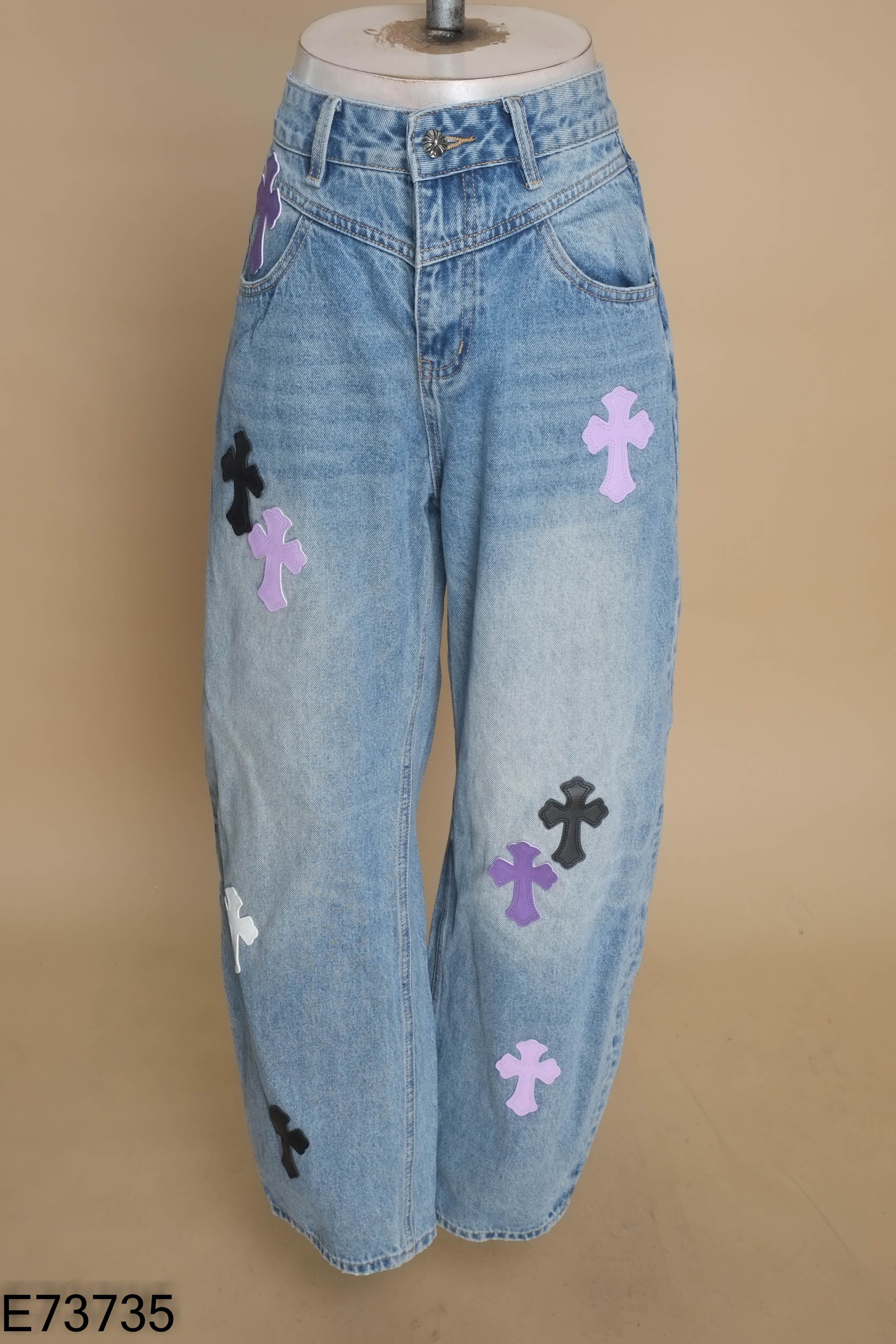 Quần jeans xanh phối họa tiết