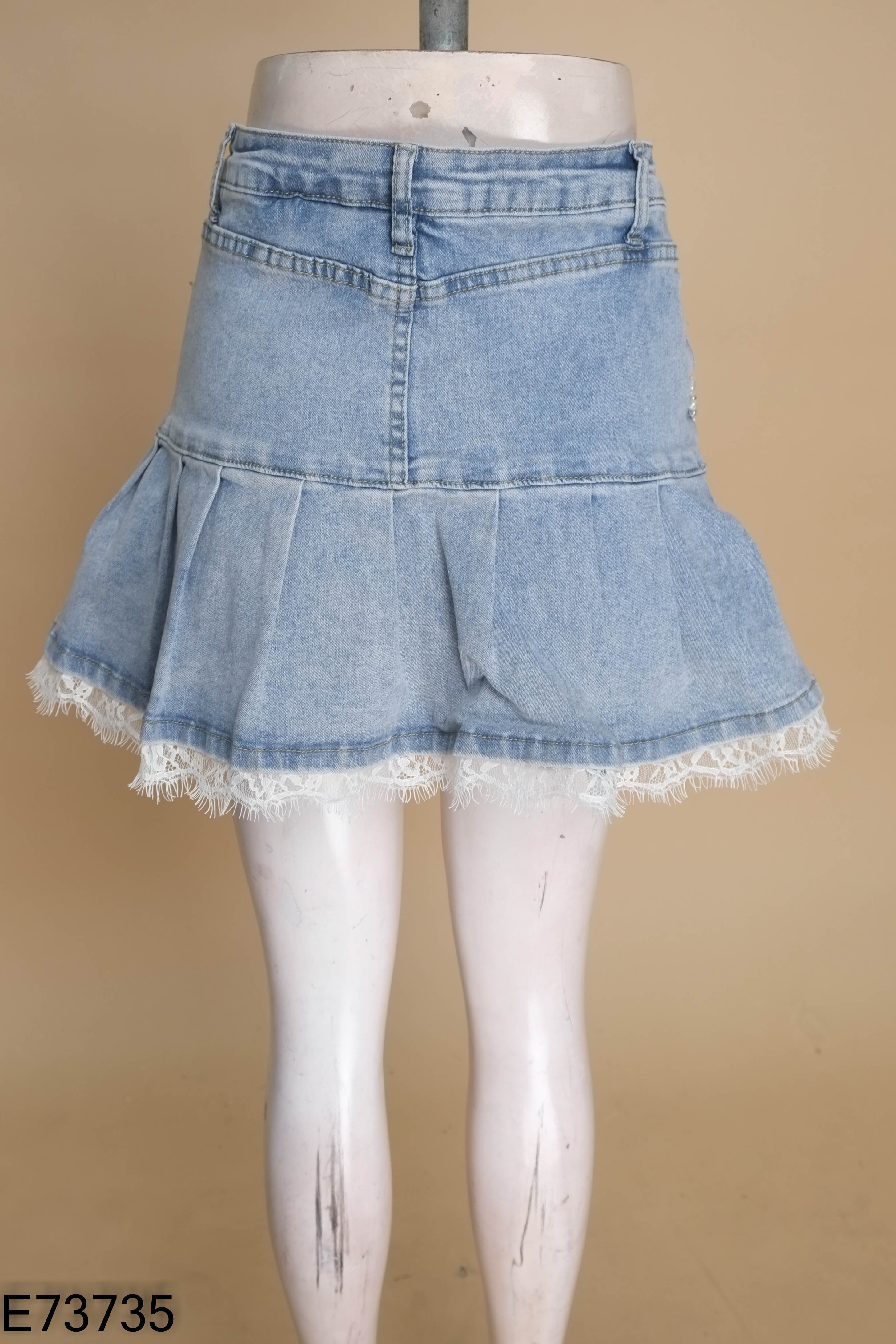 Chân váy jeans xanh đính cườm