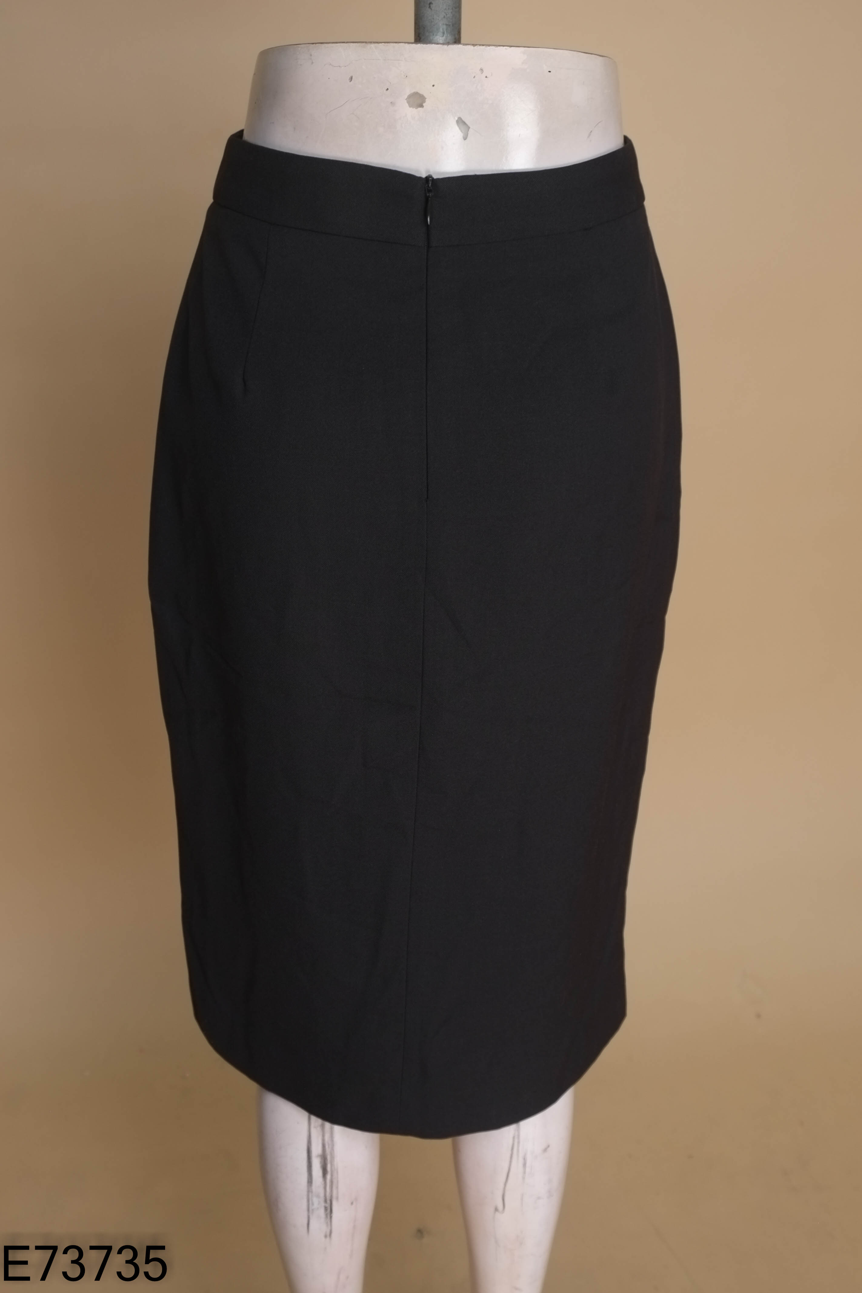 Chân váy đen IVY MODA cúc vàng